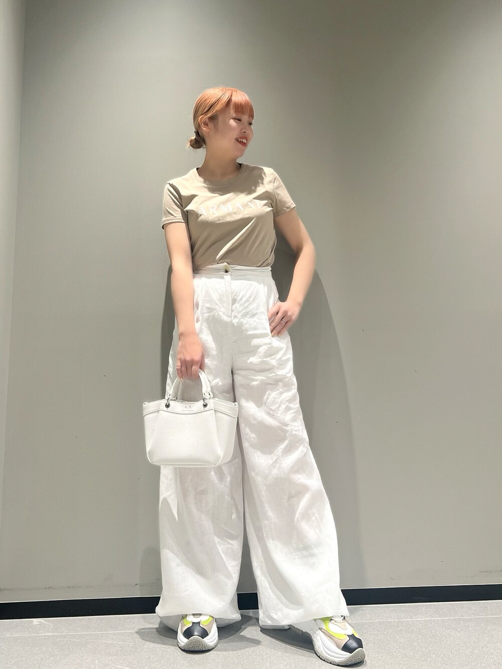 「淡色コーデ、休日スタイル、ハンドバッグ、スニーカー、春夏コーデ、ワイドパンツ、ベージュ、Tシャツ、リネン、夏コーデ、アルマーニエクスチェンジ、AXchanger、armaniexchange、ママファッション、パンツスタイル」｜「ARMANI EXCHANGEの【A|X アルマーニ エクスチェンジ】リネンワイドパンツ（その他パンツ、ホワイト系）」を使った、Mazurun☺︎さん（レディース・160cm）の春コーディネートの1枚目の写真