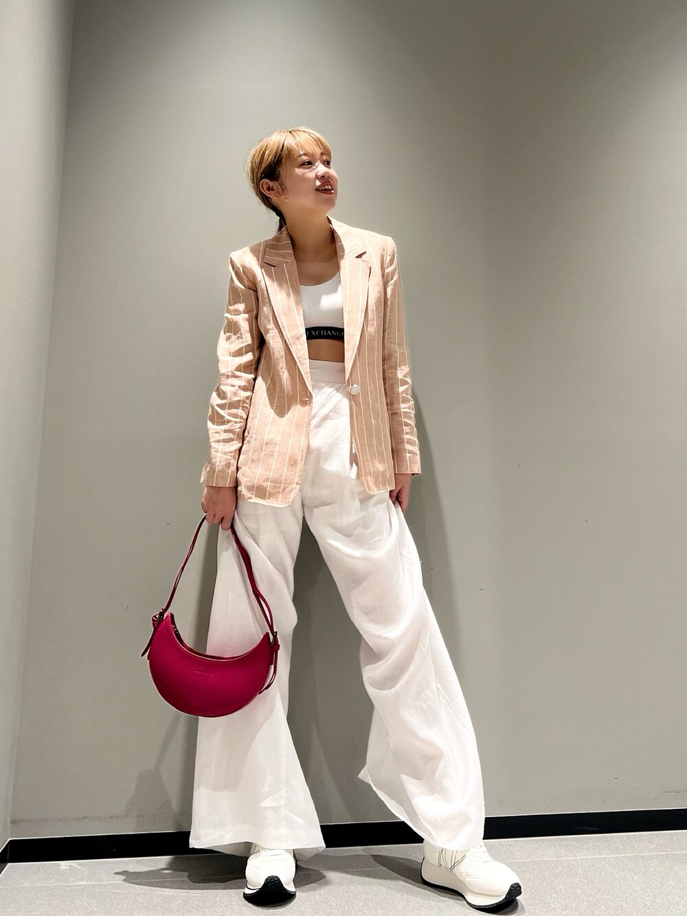 「春アウター、ジャケット、リネン、春夏コーデ、ワイドパンツ、白、ミニバッグ、ママファッション、アルマーニエクスチェンジ、AXchanger、armaniexchange、春服みてみて、ママコーデ、キレイめ、いまどきジャケット写真」｜「ARMANI EXCHANGEの【A|X アルマーニ エクスチェンジ】ICON コットンストレッチブラ（スポーツブラ、ホワイト系）」を使った、Mazurun☺︎さん（レディース・160cm）の春コーディネートの1枚目の写真