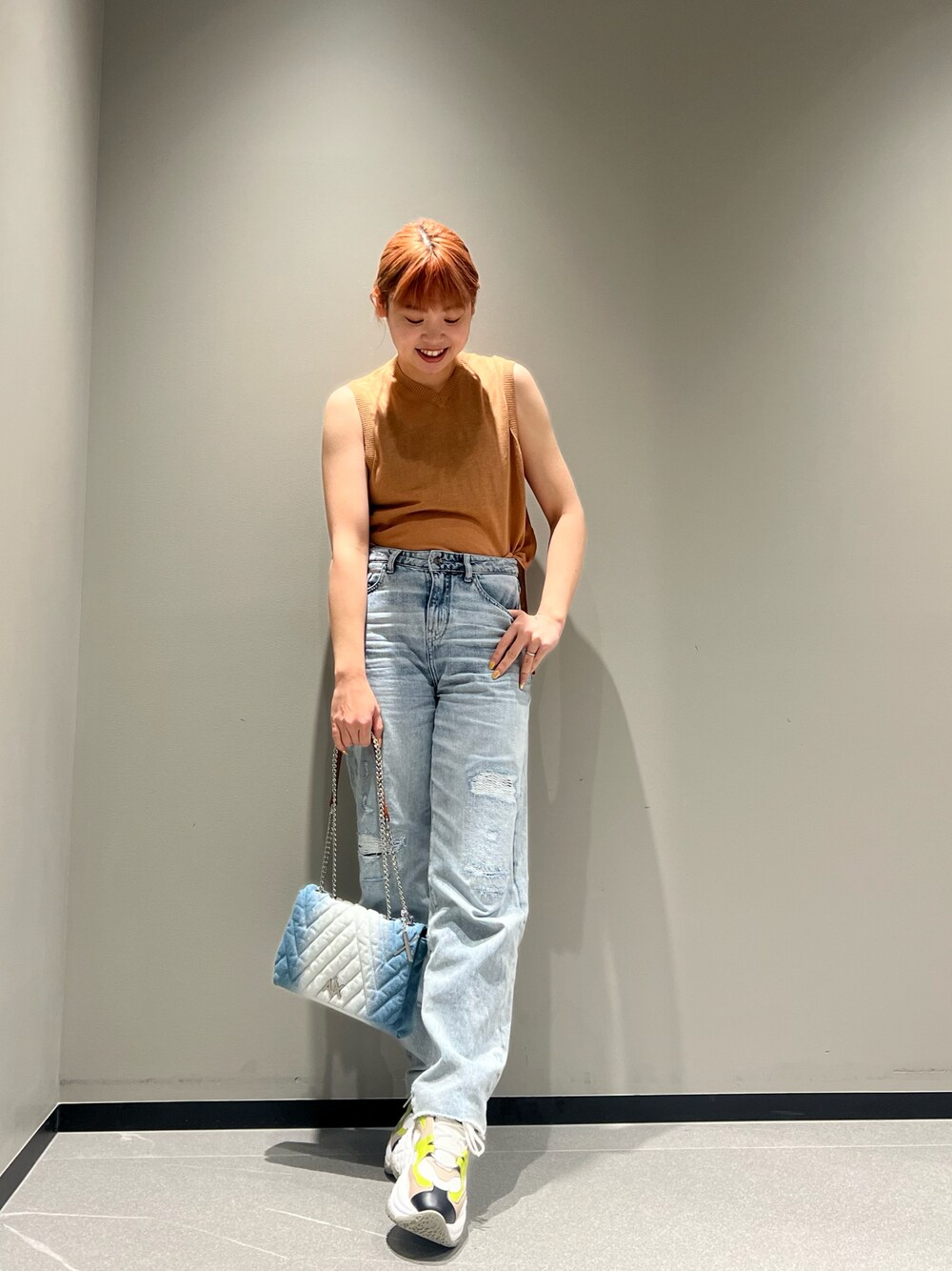 「初夏コーデ、休日スタイル、ショルダーバッグ、シンプルコーデ、ノースリーブ、リネン、デニム、厚底シューズ、オレンジ、ママファッション、アルマーニエクスチェンジ、AXchanger、armaniexchange、ベスト、夏コーデ」｜「ARMANI EXCHANGEのアイテム（トップス、オレンジ系）」を使った、Mazurun☺︎さん（レディース・160cm）の春コーディネートの1枚目の写真