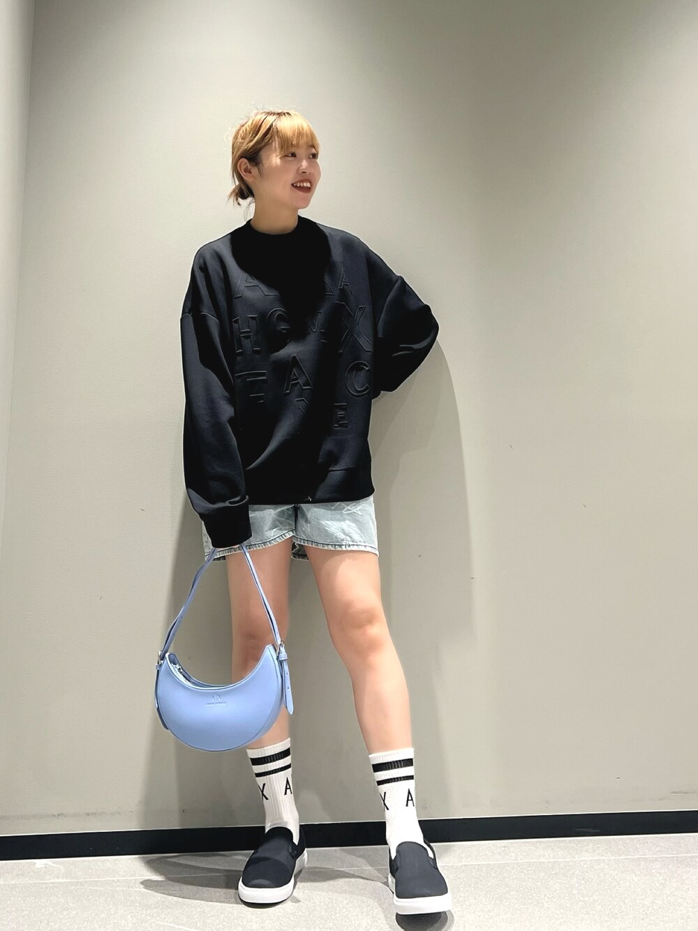 「スウェット、ショートパンツ、メンズライク、スリッポン、春コーデ、ショルダーバッグ、ロゴスウェット、カジュアルコーデ、アルマーニエクスチェンジ、AXchanger、armaniexchange、ママファッション、デニムパンツ、オーバーサイズ、韓国ファッション」｜「ARMANI EXCHANGEの【A|X アルマーニ エクスチェンジ】ロゴ　スウェットプルオーバー（スウェット、ブラック系）」を使った、Mazurun☺︎さん（レディース・160cm）の春コーディネートの1枚目の写真