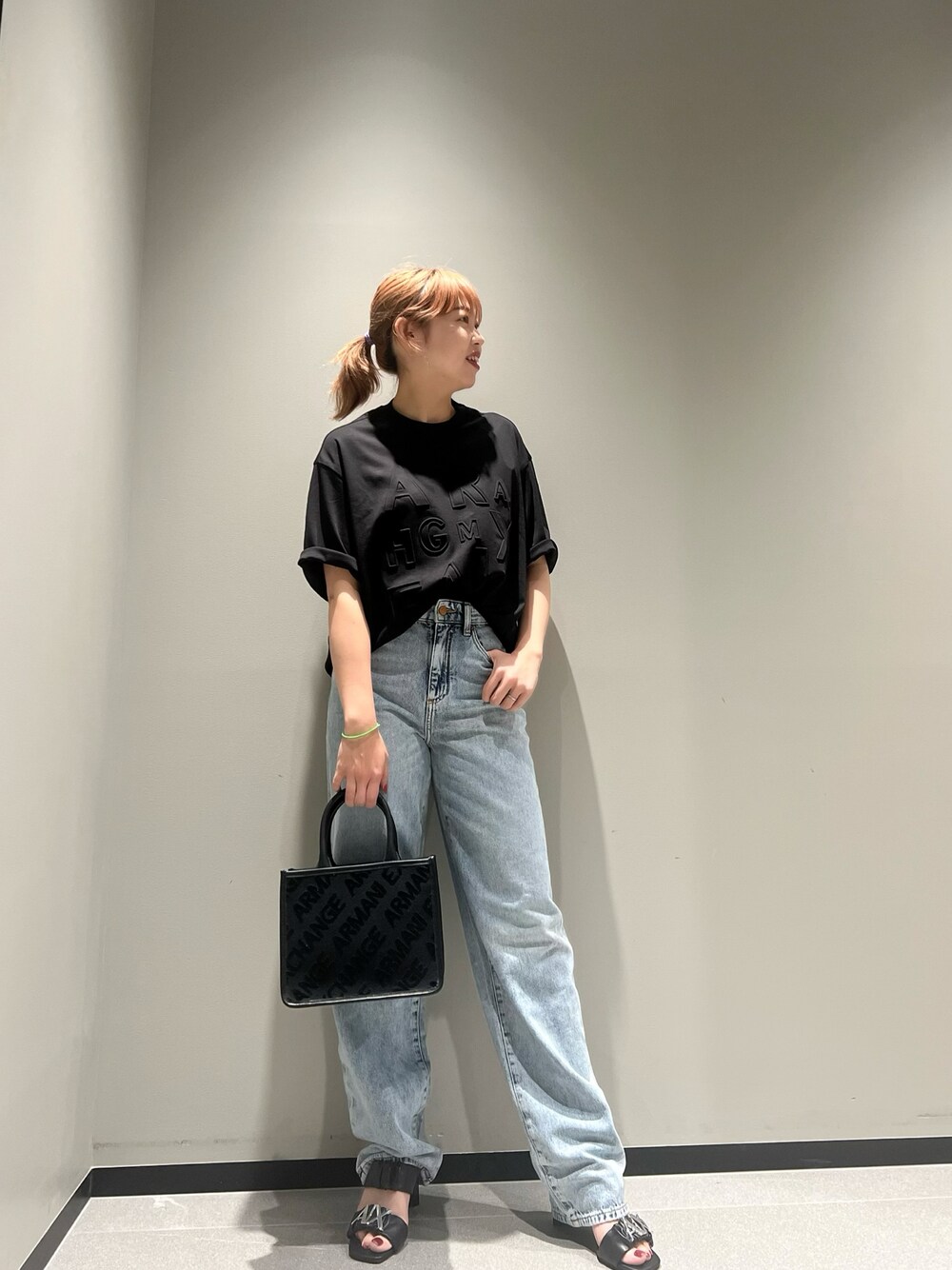 「初夏コーデ、モノトーン、ショルダーバッグ、デニム、シンプルコーデ、夏、Tシャツ、オーバーサイズ、アルマーニエクスチェンジ、AXchanger、armaniexchange、ブラックコーデ、ママファッション、ロゴT、パンツスタイル」｜「ARMANI EXCHANGEの【A|X アルマーニ エクスチェンジ】エンボスロゴ　半袖クルーネックカットソー（Tシャツ/カットソー、ブラック系）」を使った、Mazurun☺︎さん（レディース・160cm）の夏コーディネートの1枚目の写真