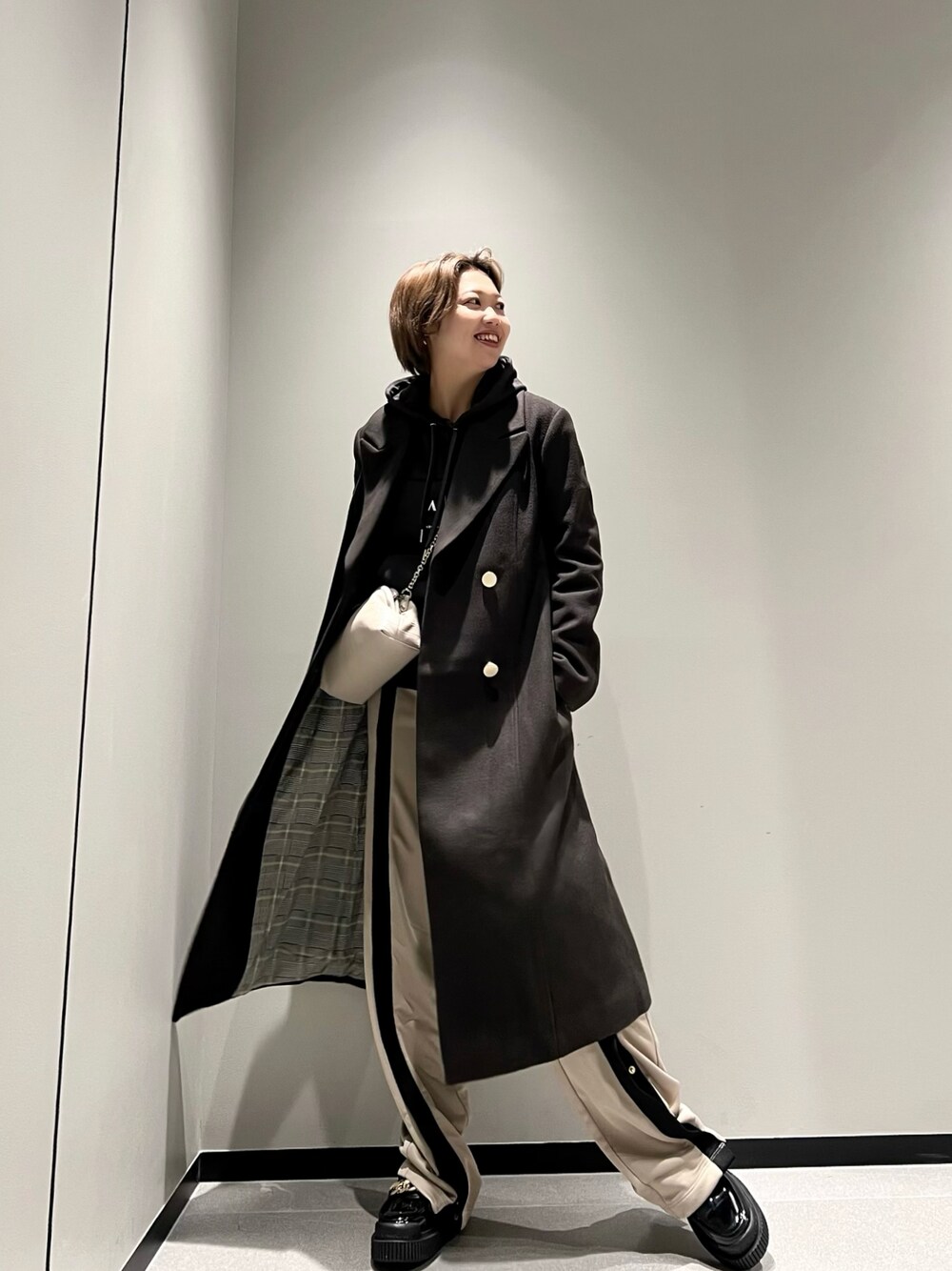 「パンツスタイル、ロングコート、チェック柄、ローファー、コート、ミニバッグ、ママファッション、秋冬コーデ、ベージュコーデ、ブラウン、AXchanger、アルマーニエクスチェンジ、armaniexchange、マスキュリン、オトナカワイイ」｜「ARMANI EXCHANGEの【A|X アルマーニ エクスチェンジ】ゴールドボタン　ロングコート（チェスターコート、ブラウン系）」を使った、Mazurun☺︎さん（レディース・160cm）の秋コーディネートの1枚目の写真