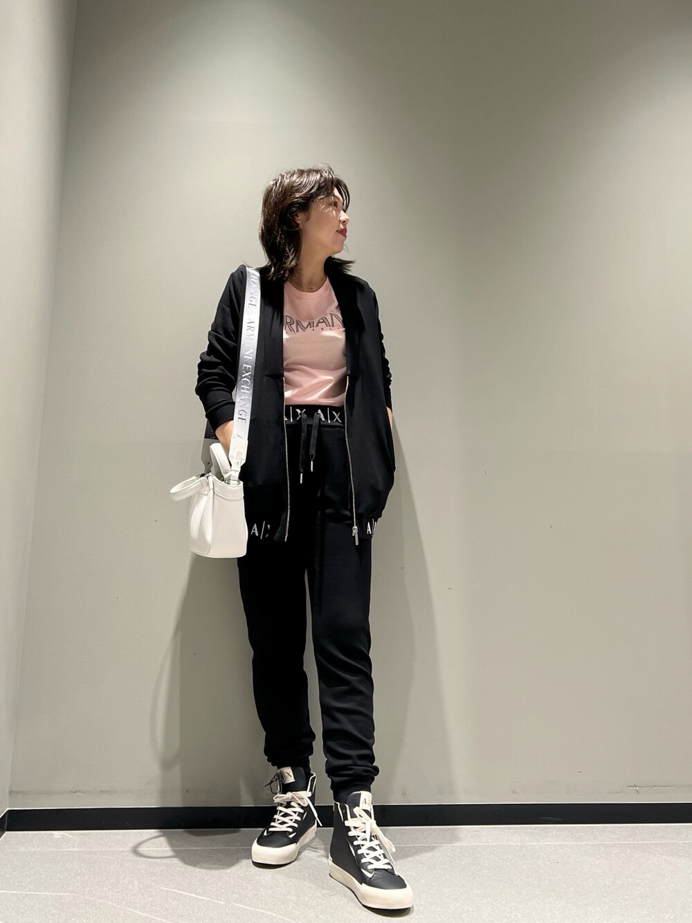 「アルマーニエクスチェンジ、AXchanger、armaniexchange、セットアップ、スウェット、Tシャツ、ミニバッグ、ショルダーバッグ、ラクチンコーデ、ブラック、スニーカー、モノトーン、アツいコーデ全部見せ、ロゴT、秋服準備はじめました」｜「ARMANI EXCHANGEの【A|X アルマーニ エクスチェンジ】ポイントロゴ　ジョガーパンツ（スウェットパンツ、ブラック系）」を使った、Mazurun☺︎さん（レディース・160cm）の夏コーディネートの1枚目の写真