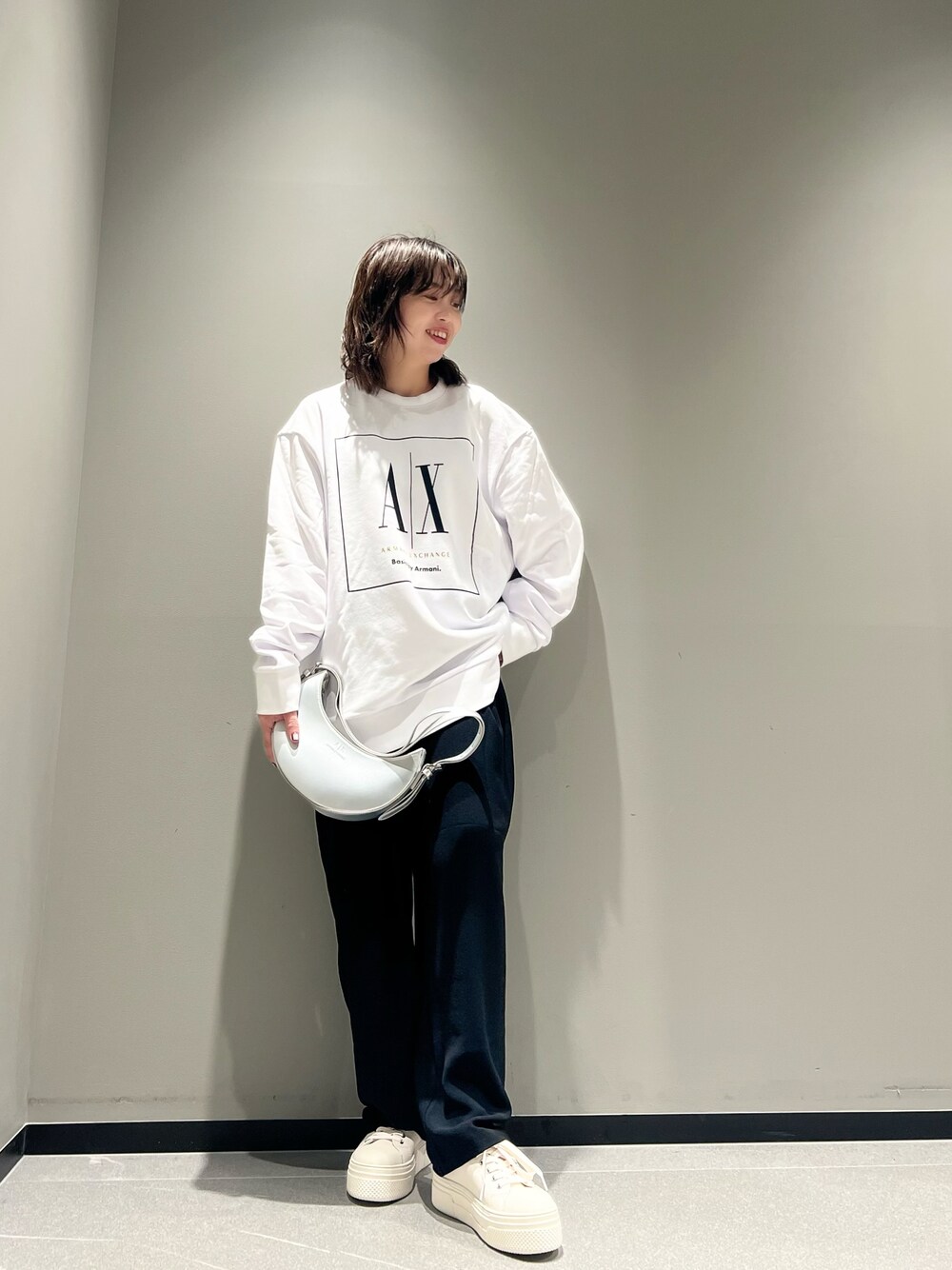 「armaniexchange、AXchanger、アルマーニエクスチェンジ、シンプルコーデ、ロゴスウェット、スウェット、メンズライク、スニーカー、ミニバッグ、モノトーン、リラックススタイル、オーバーサイズ、秋服準備はじめました、夏セールで買いました、ママファッション」｜「ARMANI EXCHANGEの【A|X アルマーニ エクスチェンジ】A|Xビッグロゴ　スウェットプルオーバー（スウェット、ホワイト系）」を使った、Mazurun☺︎さん（レディース・160cm）の夏コーディネートの1枚目の写真