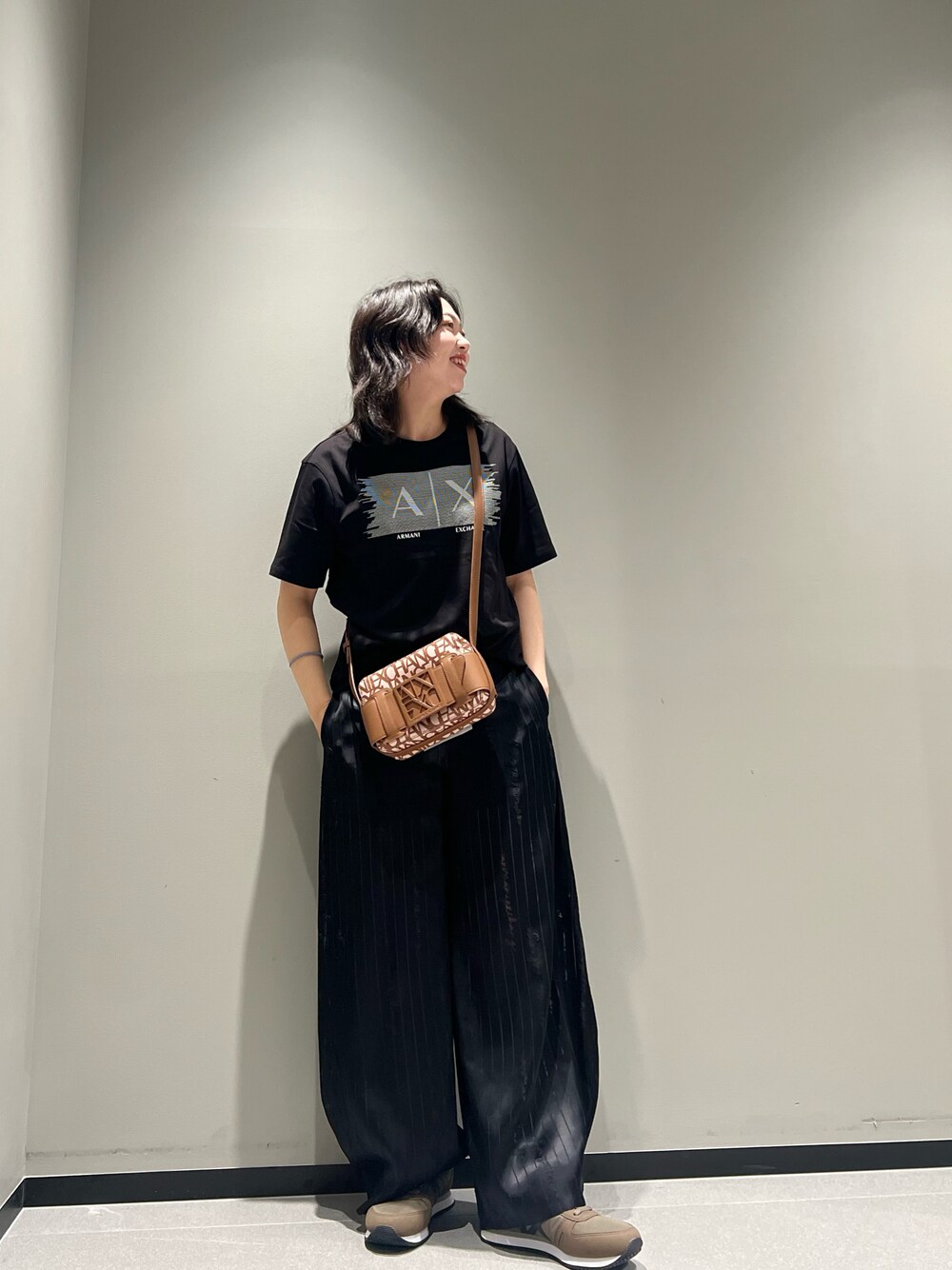 「Tシャツ、ロゴT、スニーカー、ミニバッグ、夏コーデ、ショルダーバッグ、ワイドパンツ、アルマーニエクスチェンジ、AXchanger、armaniexchange、ママファッション、ブラックコーデ、秋服準備はじめました、ストリート、シンプルコーデ」｜「ARMANI EXCHANGEの【A|X アルマーニ エクスチェンジ】AXロゴ　半袖クルーネックTシャツ/REGULAR（Tシャツ/カットソー、ブラック系）」を使った、Mazurun☺︎さん（レディース・160cm）の夏コーディネートの1枚目の写真