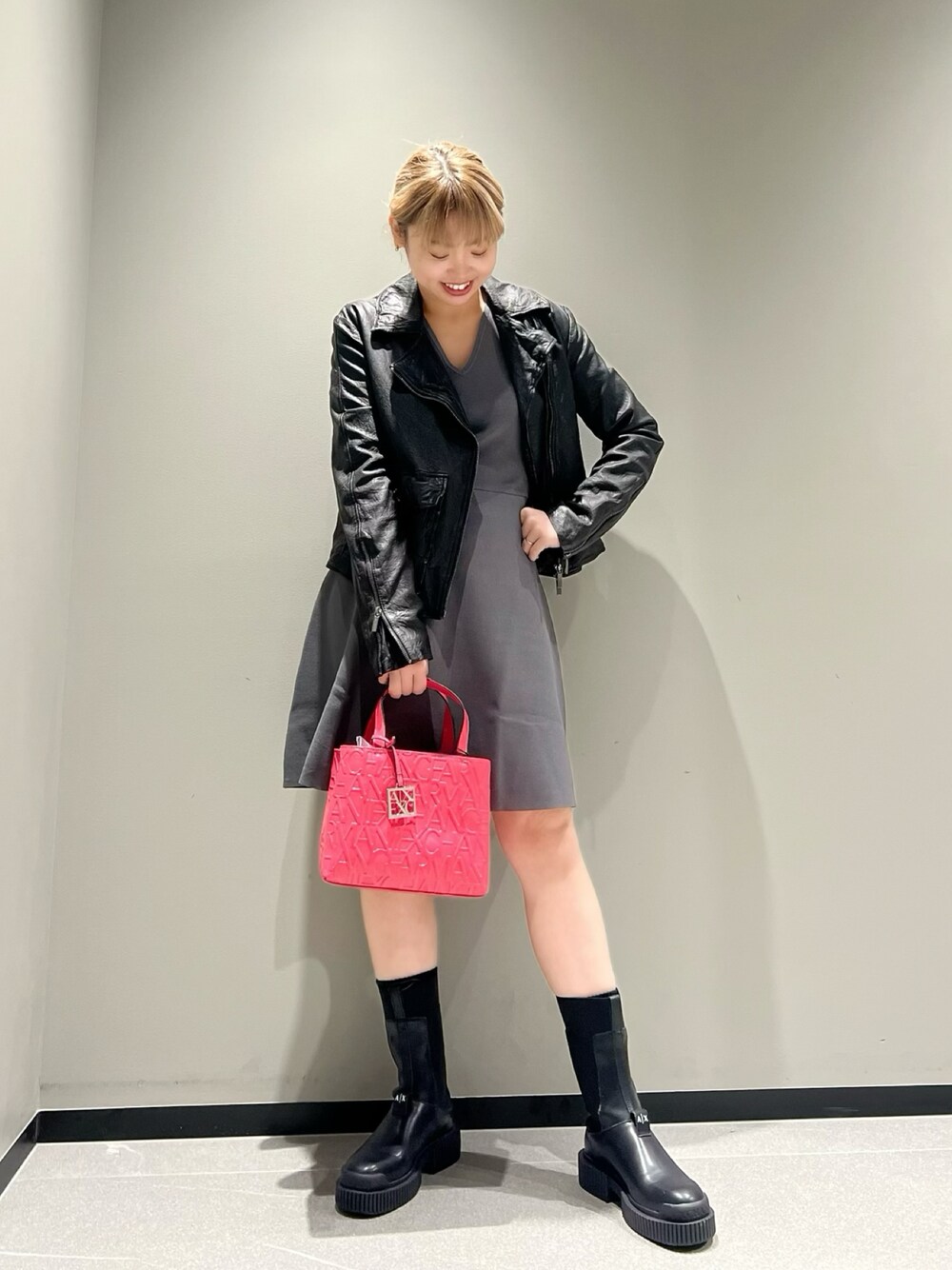 「ワンピース、ライダース、春コーデ、ミニバッグ、ママファッション、限定、オトナ女子、アルマーニエクスチェンジ、AXchanger、armaniexchange、きれいめカジュアル、オレンジ、アウター、春アウター、いまどきジャケット写真」｜「ARMANI EXCHANGEの【A|X アルマーニ エクスチェンジ】袖リブ　Vネック切り替えフレアワンピース（ワンピース、グレー系）」を使った、Mazurun☺︎さん（レディース・160cm）の冬コーディネートの1枚目の写真