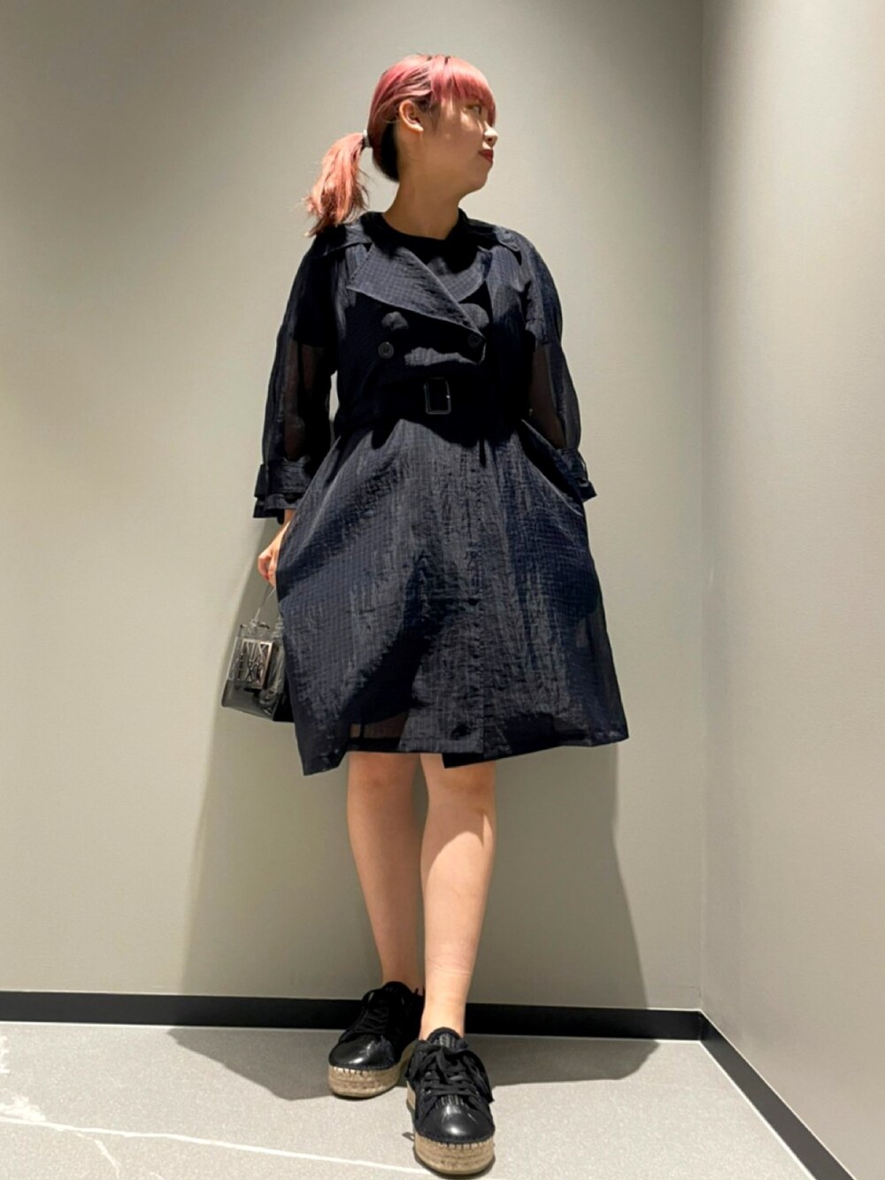 「シンプル、大人カジュアル、ootd、キレイめ、アルマーニエクスチェンジ、AXchanger、AXchange、armaniexchange、ママコーデ、ワントーンコーデ、ショートパンツ、春夏コーデ、シースルー、ネイビー、夏コーデ」｜「ARMANI EXCHANGEの【A|X アルマーニ エクスチェンジ】オーガンジー シースルートレンチコート（トレンチコート、ブルー系）」を使った、Mazurun☺︎さん（レディース・160cm）の春コーディネートの1枚目の写真