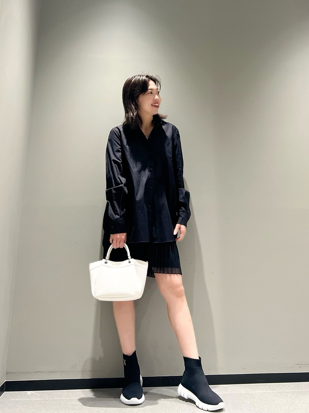 「シャツスタイル、オールブラック、ハイカットスニーカー、プリーツパンツ、ミニバッグ、ハーフパンツ、シンプルスタイル、秋コーデ、アルマーニエクスチェンジ、AXchanger、armaniexchange、ママファッション、カジュアルコーデ、ショートパンツ、ブラック」｜「ARMANI EXCHANGEの【A|X アルマーニ エクスチェンジ】WAVE　A|Xロゴ　ミニハンドバッグ（ハンドバッグ、ホワイト系）」を使った、Mazurun☺︎さん（レディース・160cm）の夏コーディネートの1枚目の写真