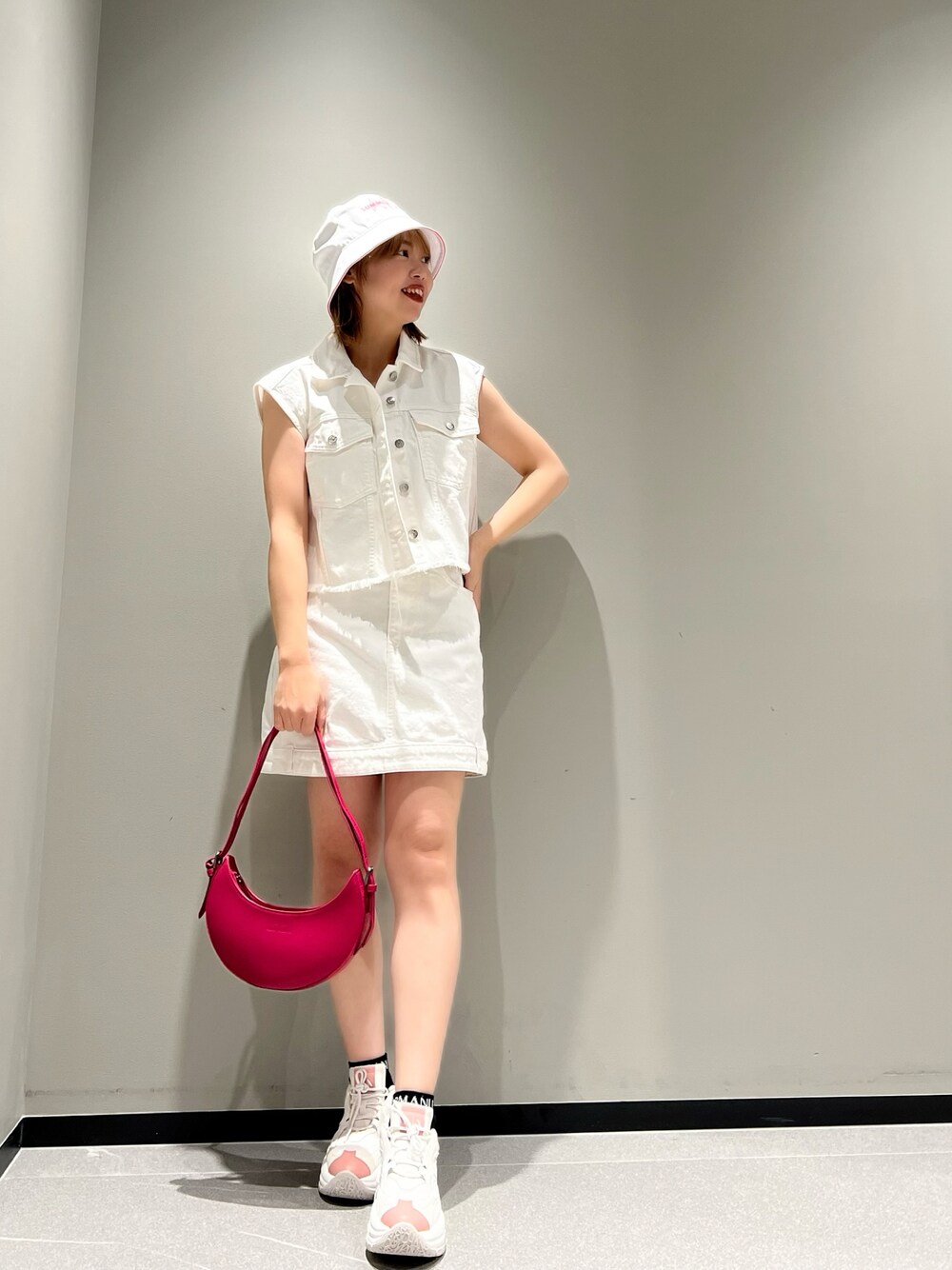 「デニム、ホワイト、セットアップ、デニムジャケット、ミニスカート、ミニバッグ、スニーカー、ベスト、バケットハット、アルマーニエクスチェンジ、AXchanger、armaniexchange、ママファッション、春夏コーデ、ショップスタッフの推しセットアップ」｜「ARMANI EXCHANGEの【A|X アルマーニ エクスチェンジ】SUMMER BEATS　バックロゴ　ノースリーブデニムジャケット（デニムジャケット、ホワイト系）」を使った、Mazurun☺︎さん（レディース・160cm）の春コーディネートの1枚目の写真