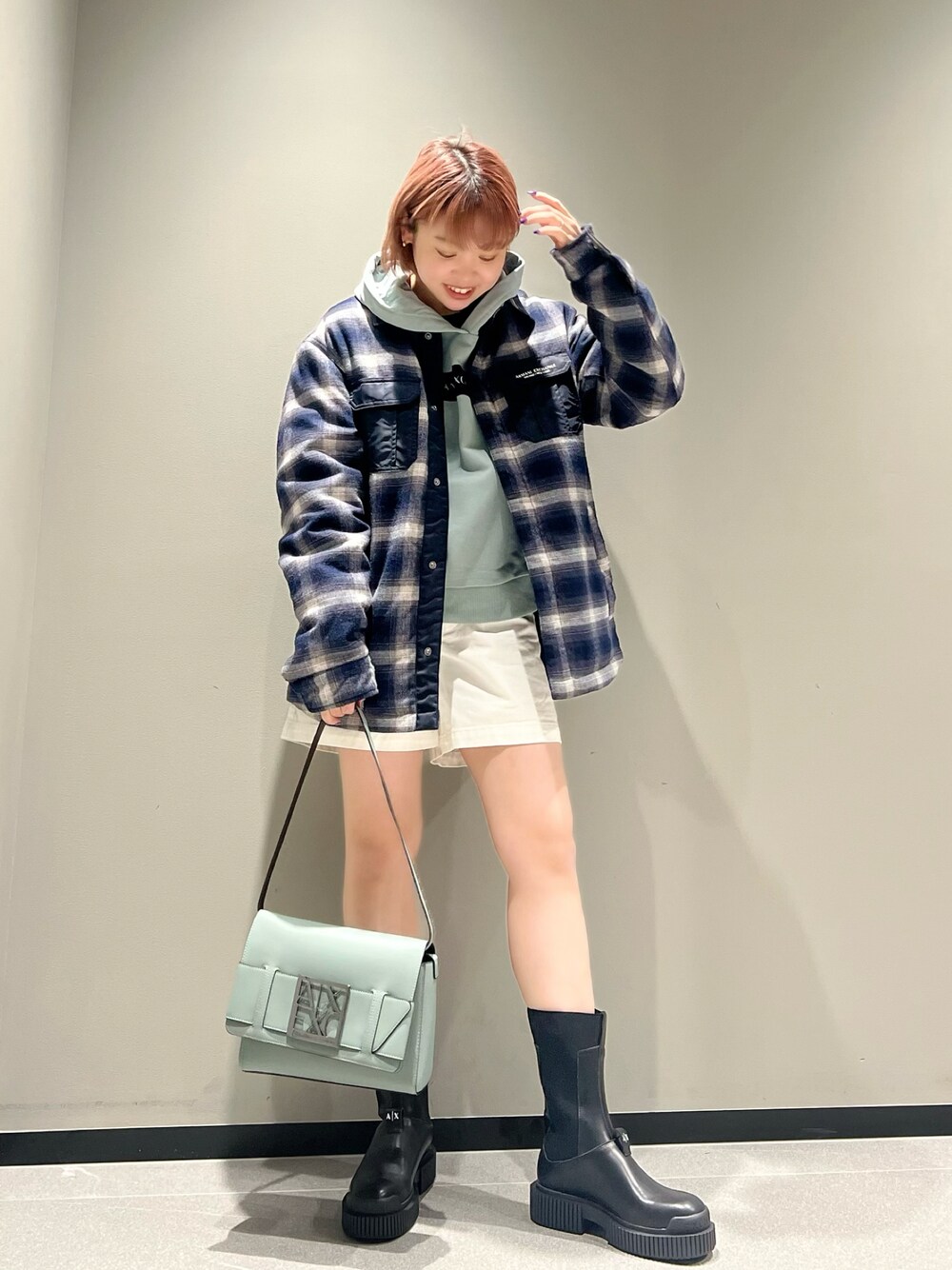 「チェック、ジャケット、アウター、冬コーデ、ショートパンツ、ブーツ、スウェット、ロゴスウェット、armaniexchange、アルマーニエクスチェンジ、AXchanger、ミニバッグ、ブルー、ママファッション、オーバーサイズ」｜「ARMANI EXCHANGEの【A|X アルマーニ エクスチェンジ】チェックデザイン　シャツジャケット（その他アウター、ブルー系）」を使った、Mazurun☺︎さん（レディース・160cm）の冬コーディネートの1枚目の写真