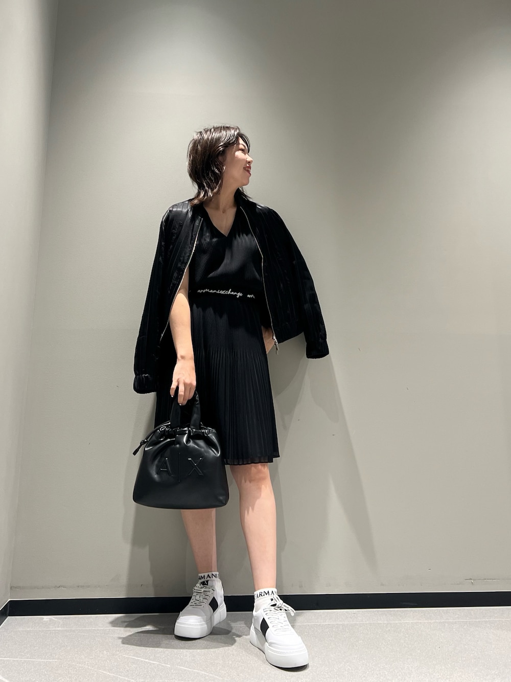 「お出かけコーデ、スニーカー、モノトーン、シンプルコーデ、ワンピース、ノースリーブ、夏コーデ、ブルゾン、アルマーニエクスチェンジ、AXchanger、armaniexchange、ママファッション、プリーツスカート、オールブラック、秋コーデ」｜「ARMANI EXCHANGEの【A|X アルマーニ エクスチェンジ】A|Xロゴ　ミディハンドバッグ（ハンドバッグ、ブラック系）」を使った、Mazurun☺︎さん（レディース・160cm）の夏コーディネートの1枚目の写真
