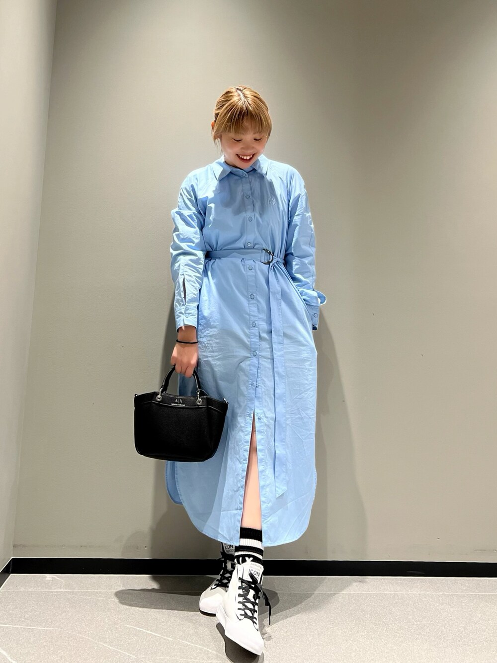 「ワンピース、シャツワンピ、オーバーサイズ、ミニバッグ、ハイカットスニーカー、AXchanger、armaniexchange、アルマーニエクスチェンジ、リラックススタイル、ラクチンコーデ、春コーデ、シンプル、ママファッション、大人女子、オトナカジュアル」｜「ARMANI EXCHANGEの【A|X アルマーニ エクスチェンジ】AXロゴ　ミモレ丈シャツワンピース(UNISEX CAPSULE)（シャツワンピース、グリーン系）」を使った、Mazurun☺︎さん（レディース・160cm）の冬コーディネートの1枚目の写真