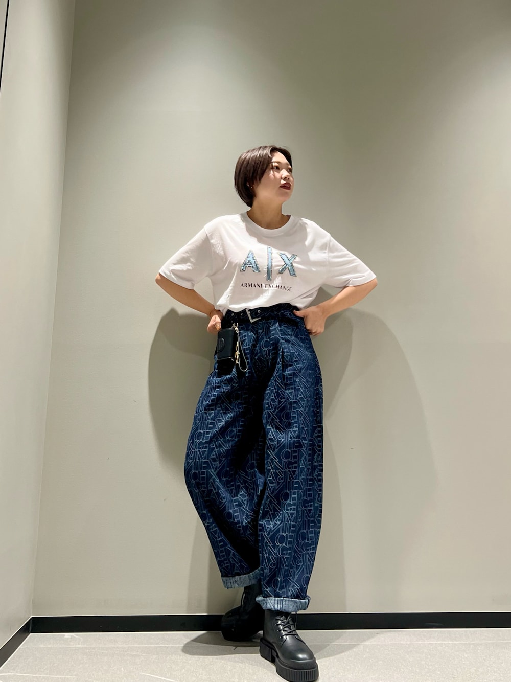 「オトナカジュアル、バルーンパンツ、ハイウエスト、デニム、ショートヘア、ブーツ、ママファッション、アルマーニエクスチェンジ、AXchanger、armaniexchange、ゆるコーデ、Tシャツ、柄パンツ、シンプル、秋コーデ」｜「ARMANI EXCHANGEの【A|X アルマーニ エクスチェンジ】AXロゴ　クロップド半袖クルーネックTシャツ/CROPPED（Tシャツ/カットソー、ホワイト系）」を使った、Mazurun☺︎さん（レディース・160cm）の夏コーディネートの1枚目の写真