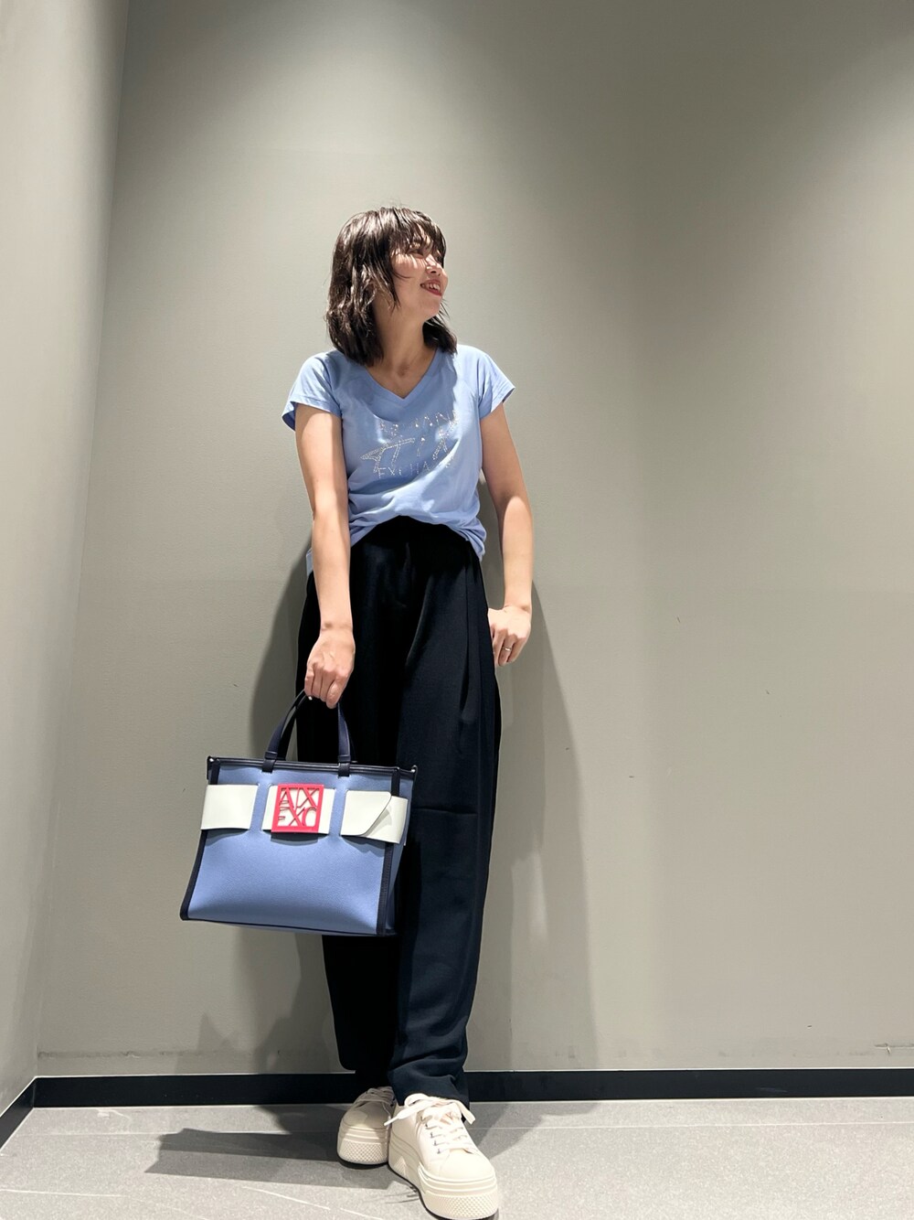 「夏コーデ、夏セールで買いました、ZOZOセール2023夏、Tシャツ、シンプルコーデ、テーパードパンツ、夏だ！Tシャツ着よう！、Vネック、アルマーニエクスチェンジ、AXchanger、armaniexchange、白スニーカー、スクエアバッグ、スニーカー、ママファッション」｜「ARMANI EXCHANGEの【A|X アルマーニ エクスチェンジ】BOXロゴバックル　ミディハンドバッグ（ハンドバッグ、ブルー系）」を使った、Mazurun☺︎さん（レディース・160cm）の夏コーディネートの1枚目の写真