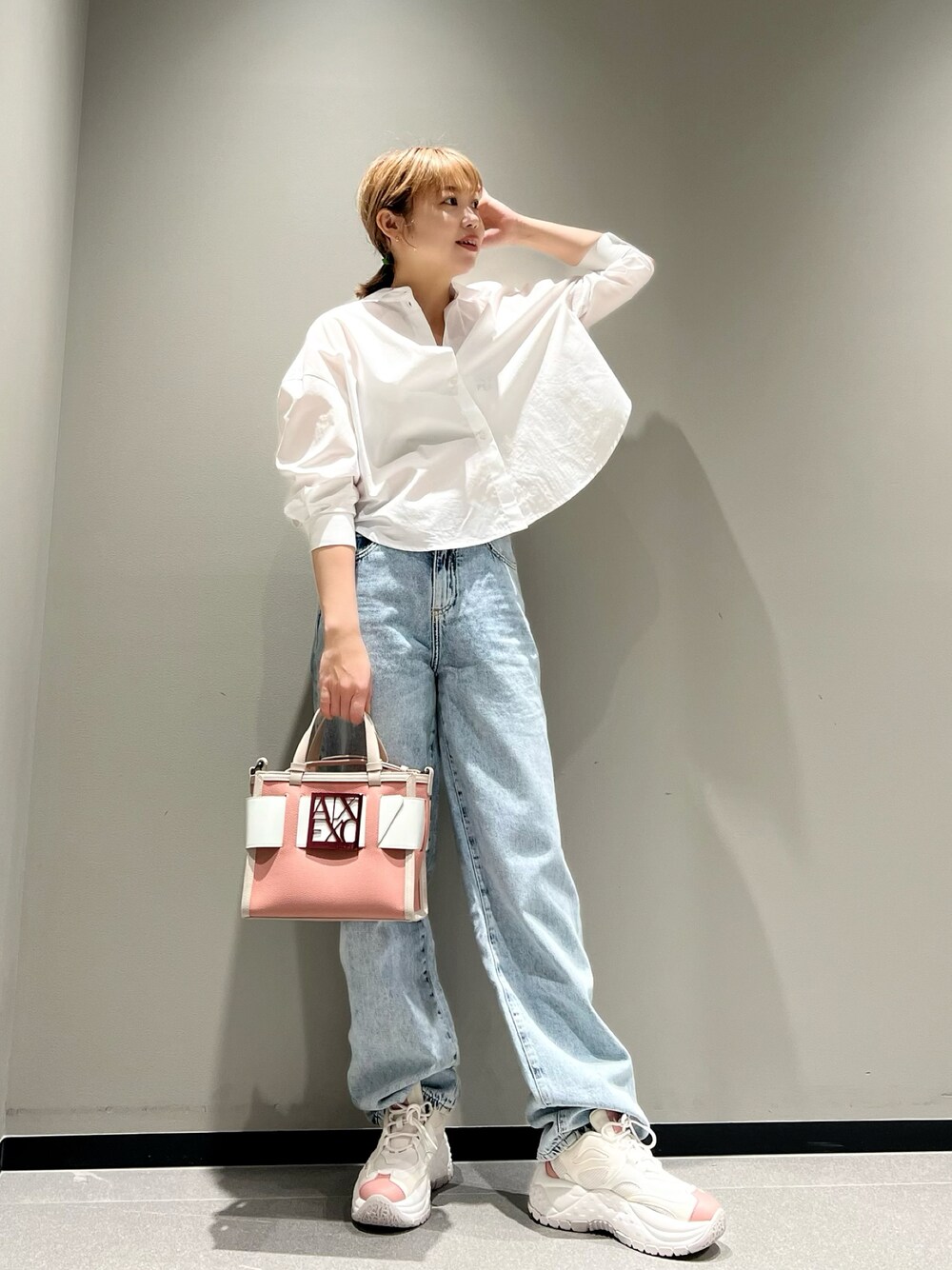 「春コーデ、シャツスタイル、アウター、ハイウエスト、デニム、ミニバッグ、厚底シューズ、シンプルコーデ、カジュアル、白シャツ、ママファッション、AXchanger、アルマーニエクスチェンジ、armaniexchange、春夏コーデ」｜「ARMANI EXCHANGEの【A|X アルマーニ エクスチェンジ】ショート丈　ポプリンシャツ（シャツ/ブラウス、ホワイト系）」を使った、Mazurun☺︎さん（レディース・160cm）の春コーディネートの1枚目の写真