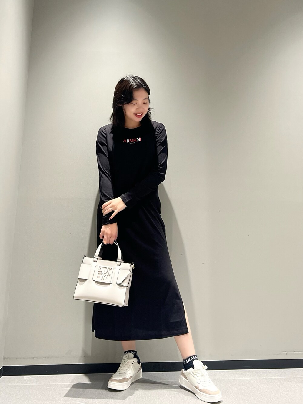 「アルマーニエクスチェンジ、AXchanger、armaniexchange、秋服準備はじめました、ワンピース、Tシャツ、スクエアバッグ、ミニバッグ、秋コーデ、スニーカー、ママファッション、シンプルスタイル、ラクチンコーデ、秋のコーデ、ブラックコーデ」｜「ARMANI EXCHANGEの【A|Xアルマーニ エクスチェンジ】BOXロゴバックル　ミニハンドバッグ（ハンドバッグ、ホワイト系）」を使った、Mazurun☺︎さん（レディース・160cm）の秋コーディネートの1枚目の写真