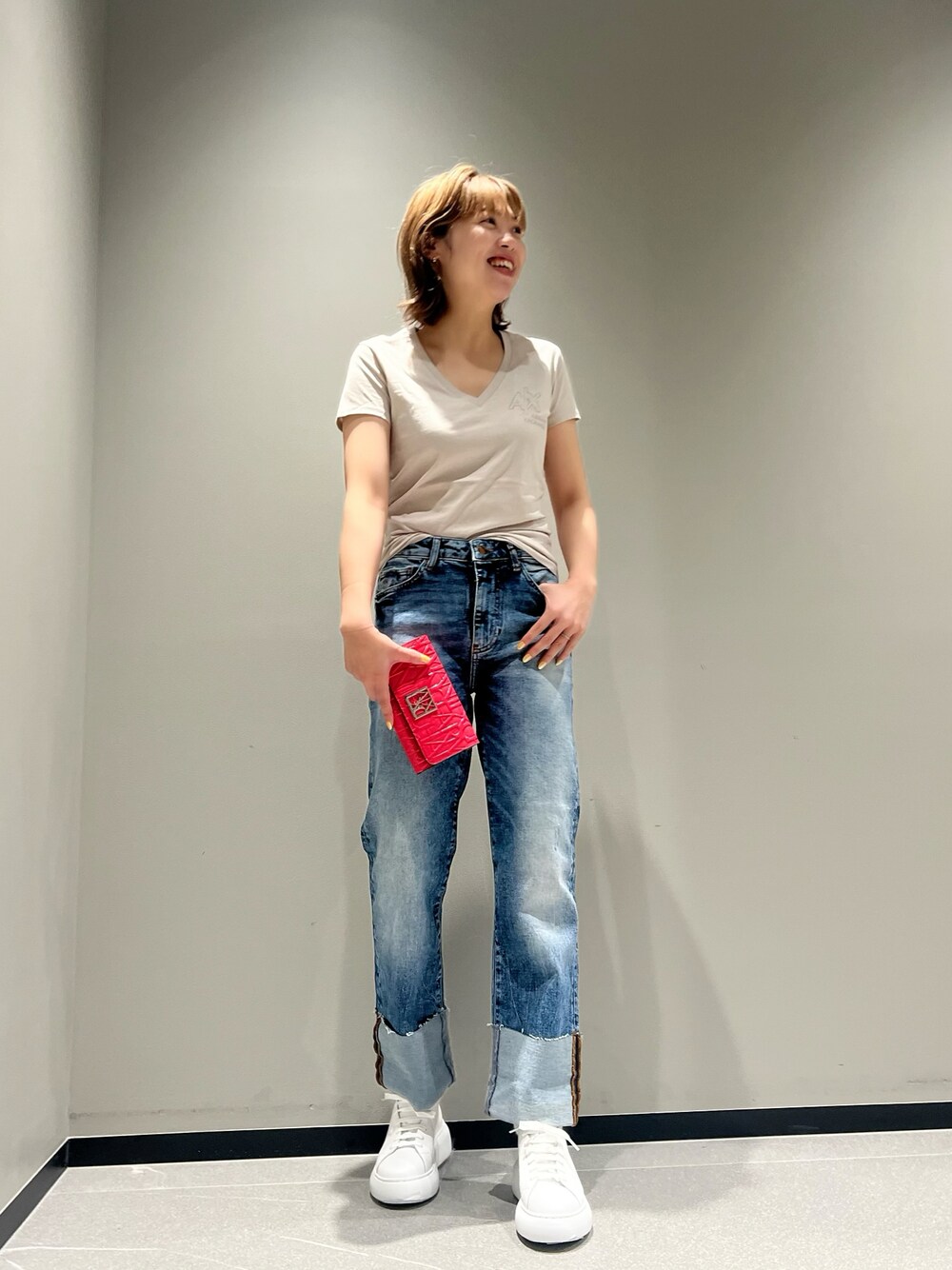 「Tシャツ、デニム、シンプルコーデ、Vネック、夏コーデ、白スニーカー、ママファッション、ミニバッグ、ベージュ、シンプル、アルマーニエクスチェンジ、AXchanger、armaniexchange、デニムコーデ、春夏コーデ」｜「ARMANI EXCHANGEの【A|X アルマーニ エクスチェンジ】A|Xロゴ　Vネック半袖Tシャツ/SLIM（Tシャツ/カットソー、ホワイト系）」を使った、Mazurun☺︎さん（レディース・160cm）の春コーディネートの1枚目の写真