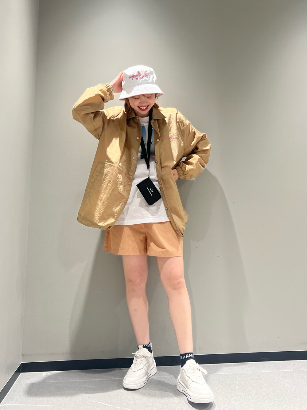 「いまどきジャケット写真、コーチジャケット、ナイロンジャケット、ショートパンツ、カジュアルコーデ、バケットハット、バックプリント、春コーデ、シャツスタイル、アルマーニエクスチェンジ、AXchanger、armaniexchange、ママファッション、白スニーカー、カラーパンツ」｜「ARMANI EXCHANGEの【A|X アルマーニ エクスチェンジ】SUMMER BEATS　バケットハット（ハット、ホワイト系）」を使った、Mazurun☺︎さん（レディース・160cm）の春コーディネートの1枚目の写真