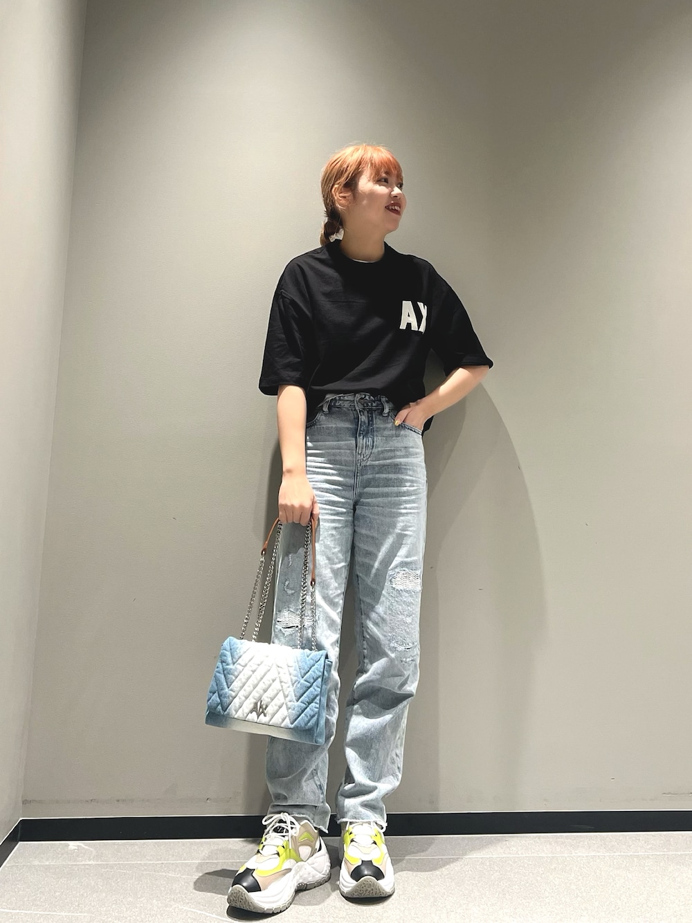 「ジーンズ、デニム、ユニセックス、Tシャツ、シンプルコーデ、夏コーデ、オーバーサイズ、カジュアル、ショルダーバッグ、厚底シューズ、ママファッション、アルマーニエクスチェンジ、AXchanger、armaniexchange、axdenimchange」｜「ARMANI EXCHANGEの【A|X アルマーニ エクスチェンジ】AXロゴ 半袖クルーネックTシャツ (UNISEX CAPSULE)（Tシャツ/カットソー、ブラック系）」を使った、Mazurun☺︎さん（レディース・160cm）の春コーディネートの1枚目の写真