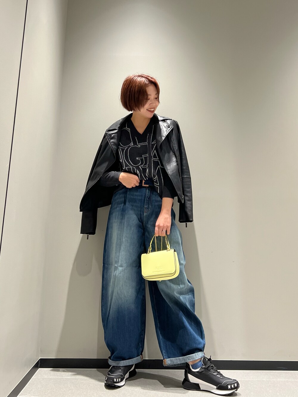 「秋のコーデ、ロゴニット、ミニバッグ、バルーンパンツ、カジュアルコーデ、ママファッション、アルマーニエクスチェンジ、AXchanger、armaniexchange、スニーカーコーデ、ライダース、ショルダーバッグ、イエロー、ニット、秋」｜「ARMANI EXCHANGEの【A|X アルマーニ エクスチェンジ】ロゴデザイン　Vネックニット（ニット/セーター、グレー系）」を使った、Mazurun☺︎さん（レディース・160cm）の秋コーディネートの1枚目の写真