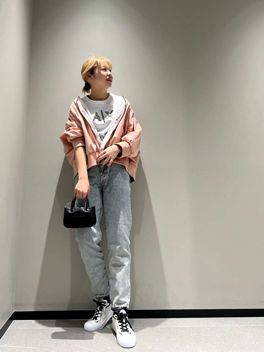 「春コーデ、ブルゾン、アウター、デニム、アルマーニエクスチェンジ、AXchanger、armaniexchange、ロゴT、ミニバッグ、スニーカー、リバーシブル、ママファッション、ピンク、おでかけコーデ、春」｜「ARMANI EXCHANGEの【A|X アルマーニ エクスチェンジ】スパンコールAXロゴ　クルーネック半袖Tシャツ/REGULAR（Tシャツ/カットソー、ホワイト系）」を使った、Mazurun☺︎さん（レディース・160cm）の冬コーディネートの1枚目の写真