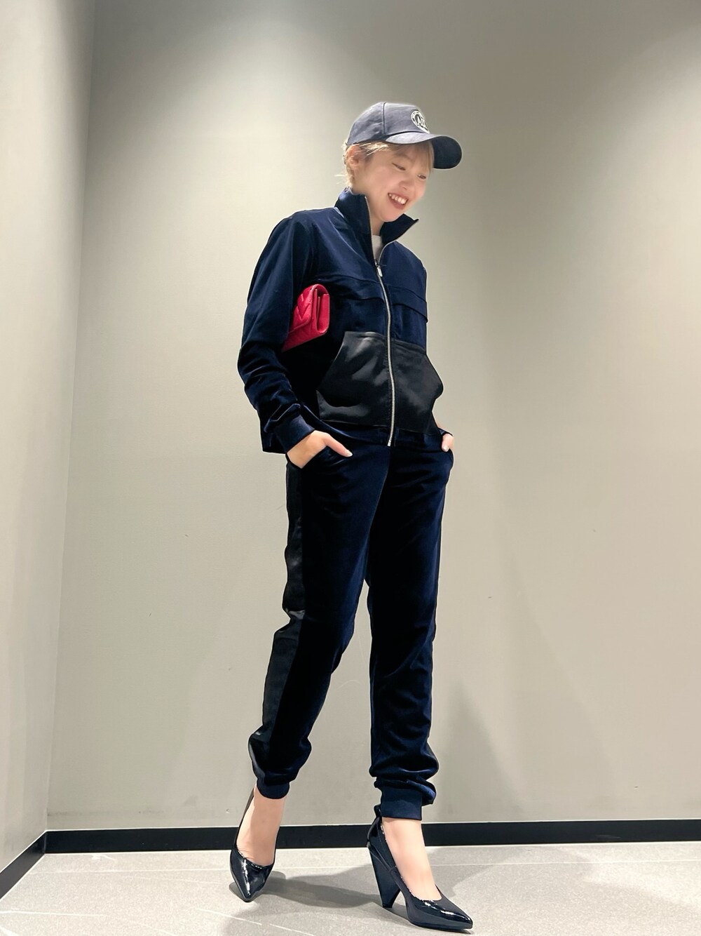 「セットアップ、ベルベット、ベロア、ネイビー、キャップ、アルマーニエクスチェンジ、AXchanger、armaniexchange、スポーツミックス、ママファッション、きれいめカジュアル、大人女子、ブルー、休日コーデ、パーカー」｜「ARMANI EXCHANGEの【A|X アルマーニ エクスチェンジ】カモフラージュ柄　AXロゴ　パネルキャップ（キャップ、ブルー系）」を使った、Mazurun☺︎さん（レディース・160cm）の冬コーディネートの1枚目の写真