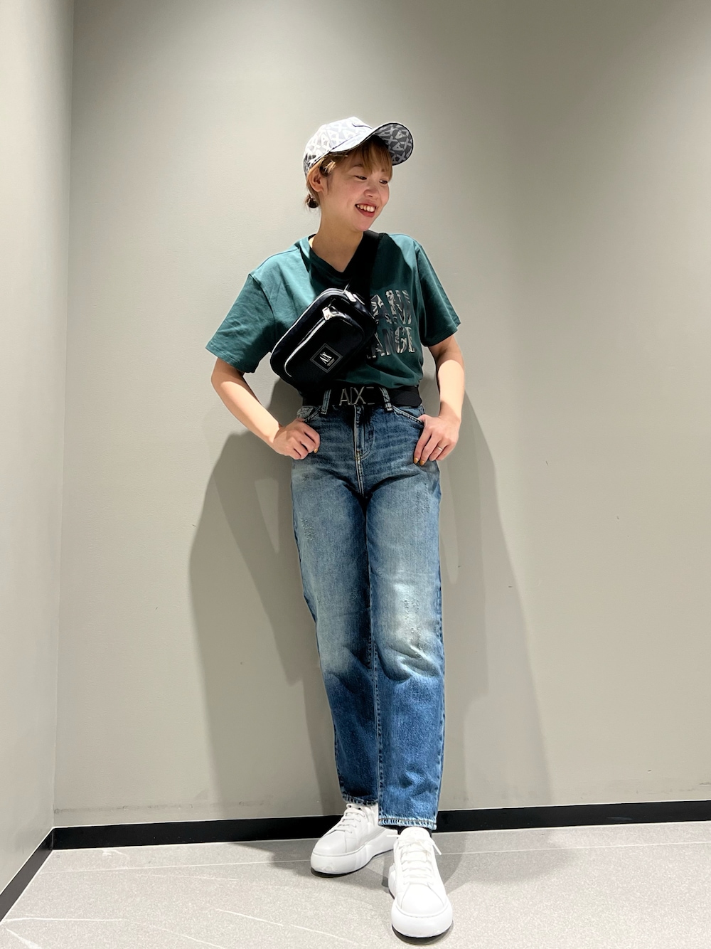 「メンズライク、グリーン、Tシャツ、デニム、白スニーカー、ショルダーバッグ、ロゴ、ベルト、アルマーニエクスチェンジ、AXchanger、armaniexchange、カジュアルコーデ、キャップ、Vネック、ママファッション」｜「ARMANI EXCHANGEの【A|X アルマーニ エクスチェンジ】A|Xロゴパッチ　ボディバッグ/ウエストポーチ（ボディバッグ/ウエストポーチ、ブラック系）」を使った、Mazurun☺︎さん（レディース・160cm）の春コーディネートの1枚目の写真
