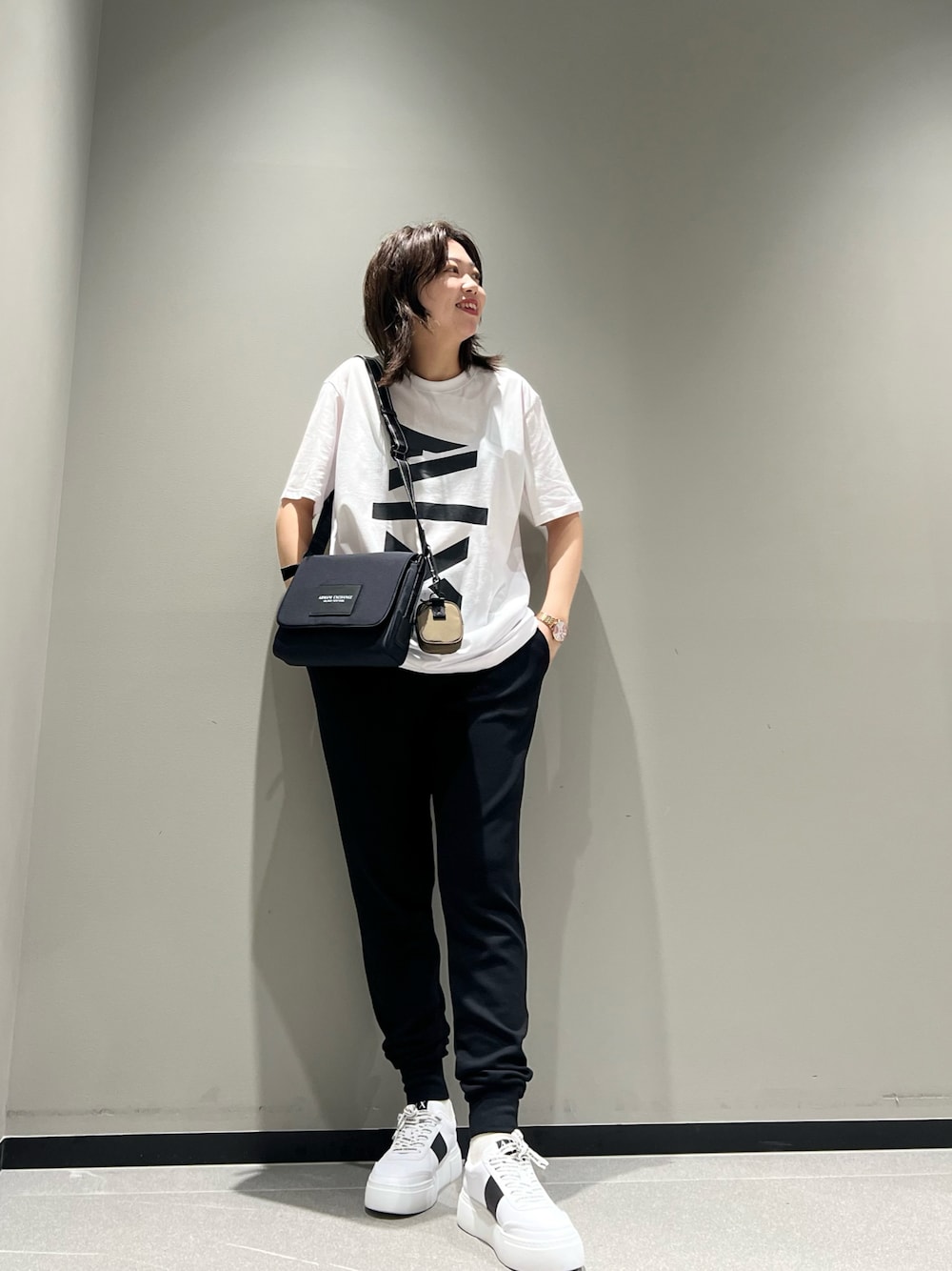 「夏だ！Tシャツ着よう！、シンプルコーデ、モノトーン、スニーカー、Tシャツ、ロゴT、ショルダーバッグ、みんなの白Tフェス、白Tシャツ、ジョガーパンツ、アルマーニエクスチェンジ、AXchanger、armaniexchange、ママファッション、メンズライク」｜「ARMANI EXCHANGEの【A|X アルマーニ エクスチェンジ】AXロゴ　小物入れ/イヤホンケース（ポーチ、ブラウン系）」を使った、Mazurun☺︎さん（レディース・160cm）の夏コーディネートの1枚目の写真