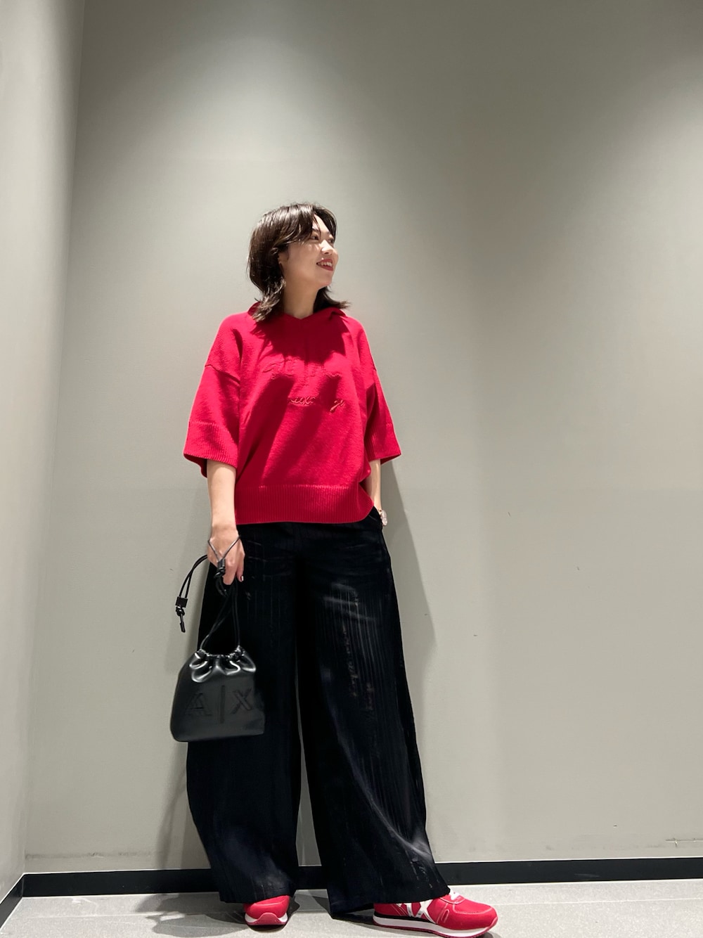 「韓国ファッション、カラーコーデ、赤、ニット、サマーニット、ワイドパンツ、スニーカー、ミニバッグ、アルマーニエクスチェンジ、AXchanger、armaniexchange、秋コーデ、夏、休日スタイル、ママファッション」｜「ARMANI EXCHANGEの【A|X アルマーニ エクスチェンジ】ラインロゴ　シアークロップドキャロットパンツ（その他パンツ、ブラック系）」を使った、Mazurun☺︎さん（レディース・160cm）の夏コーディネートの1枚目の写真