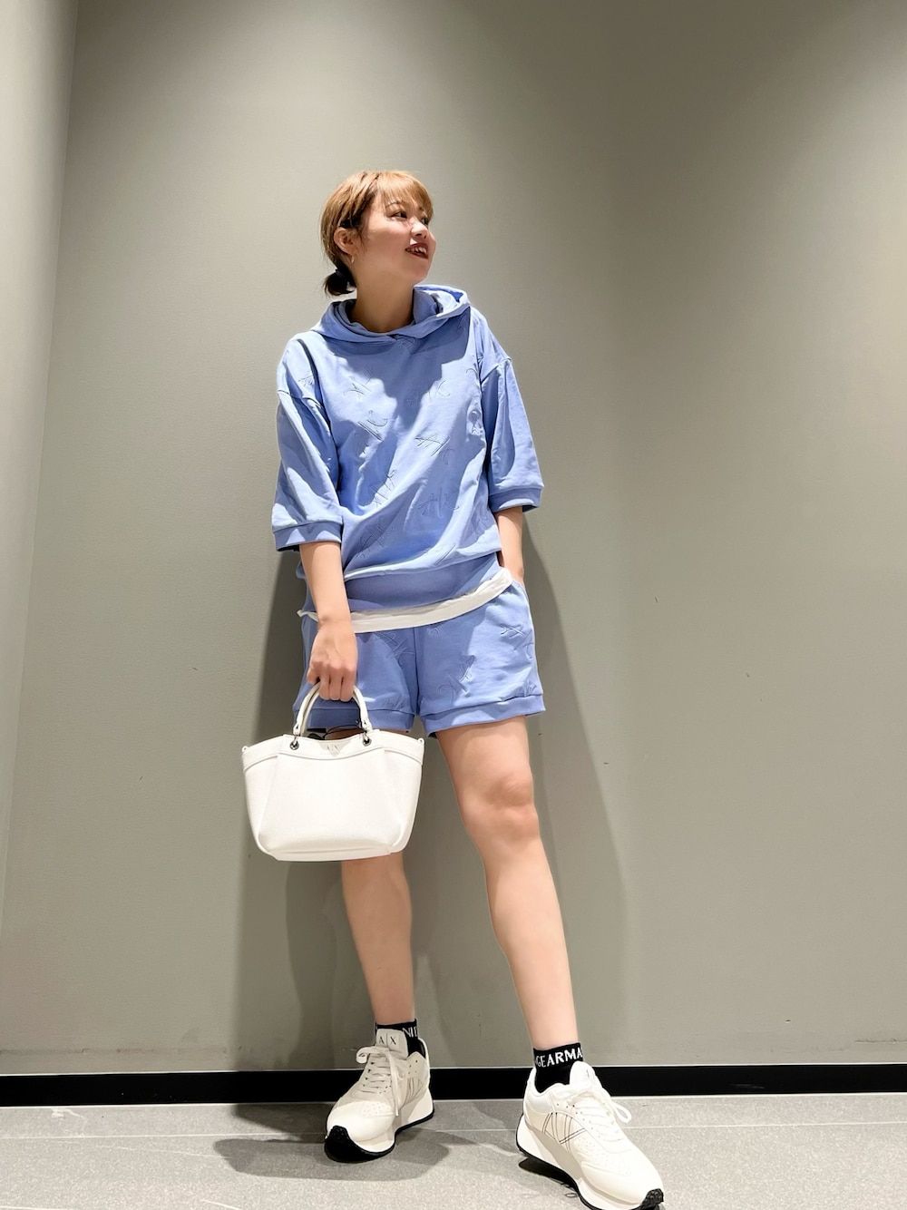 「淡色コーデ、休日スタイル、厚底シューズ、セットアップ、春夏コーデ、ショートパンツ、ショルダーバッグ、アルマーニエクスチェンジ、AXchanger、armaniexchange、スウェット、ブルー、パーカー、ママファッション、ショップスタッフの推しセットアップ」｜「ARMANI EXCHANGEの【A|X アルマーニ エクスチェンジ】WAVE　A|Xロゴ　ミニハンドバッグ（ハンドバッグ、ホワイト系）」を使った、Mazurun☺︎さん（レディース・160cm）の春コーディネートの1枚目の写真