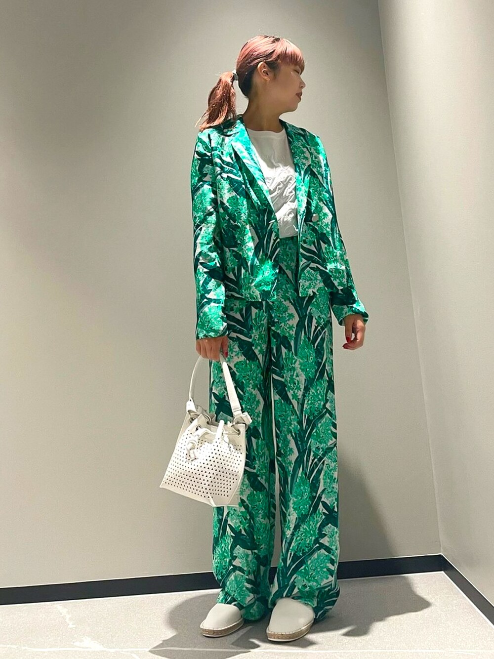 「休日コーデ、夏、ミニバッグ、AXchanger、armaniexchange、アルマーニエクスチェンジ、AXchange、夏コーデ、春夏コーデ、柄パンツ、ママコーデ、ootd、セットアップ、オトナカジュアル、キレイめ」｜「ARMANI EXCHANGEの【A|X アルマーニ エクスチェンジ】パンチングミニバゲットバッグ（ドラムバッグ、ホワイト系）」を使った、Mazurun☺︎さん（レディース・160cm）の春コーディネートの1枚目の写真