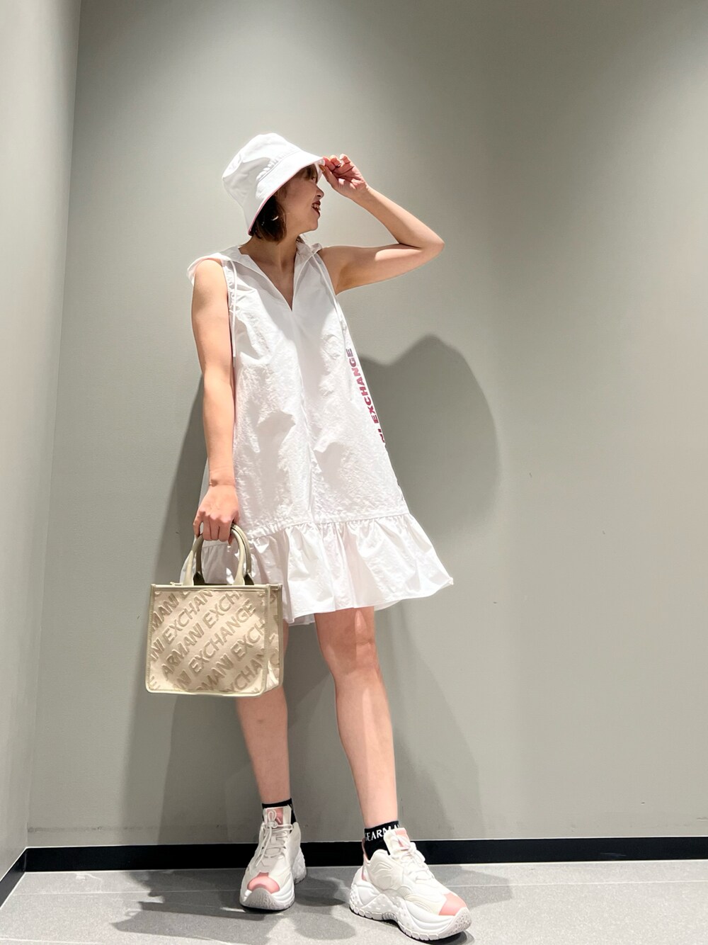 「ラクチンコーデ、ワンピース、ワントーンコーデ、ホワイトコーデ、アルマーニエクスチェンジ、AXchanger、armaniexchange、ママファッション、ミニバッグ、厚底シューズ、シンプル、初夏コーデ、夏コーデ、バケットハット、ZOZOセール2023夏」｜「ARMANI EXCHANGEの【A|X アルマーニ エクスチェンジ】SUMMER BEATS　バケットハット（ハット、ホワイト系）」を使った、Mazurun☺︎さん（レディース・160cm）の春コーディネートの1枚目の写真