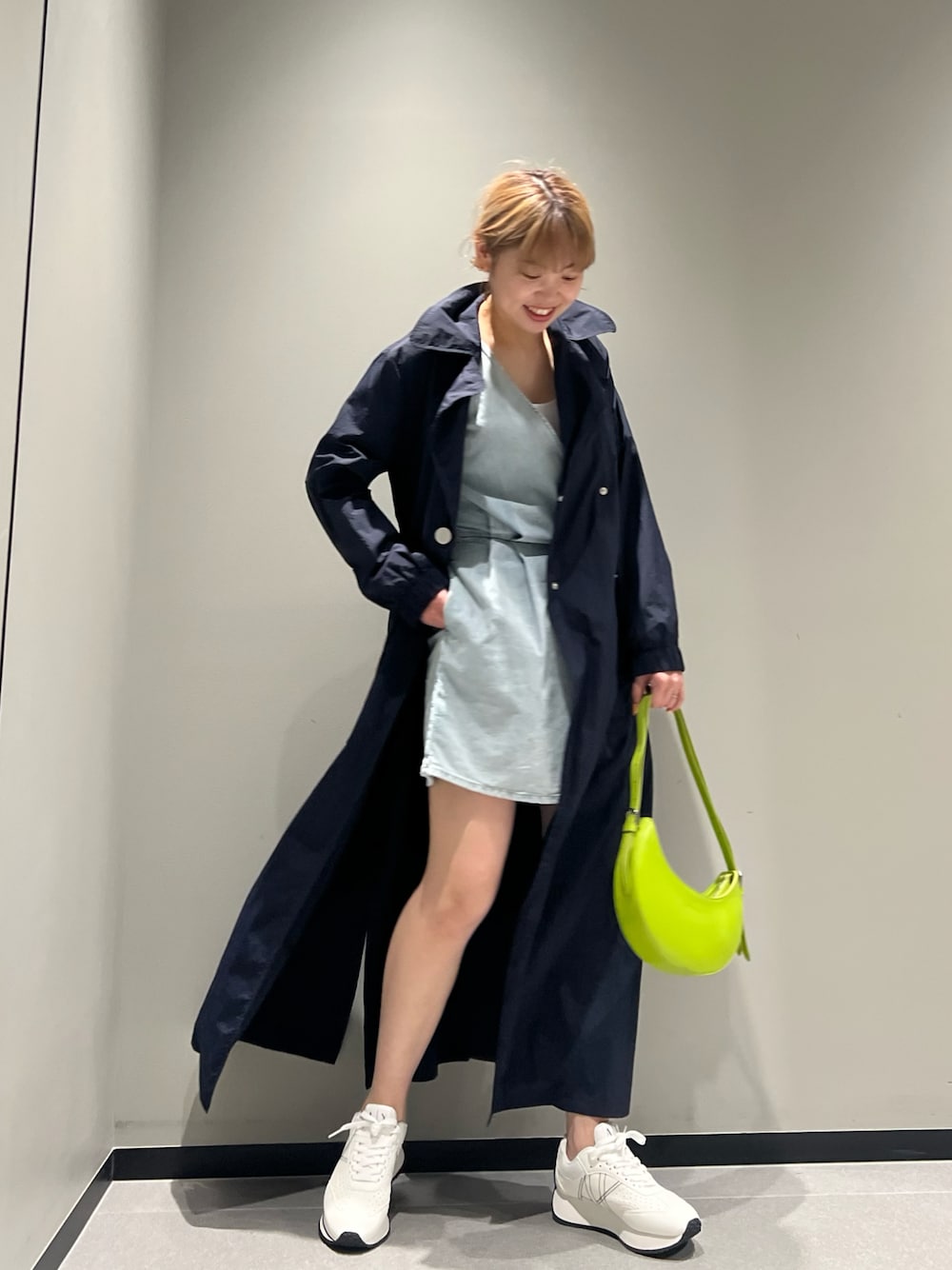「トレンチコート、春アウター、コート、オールインワン、ショートパンツ、デニム、スニーカー、アルマーニエクスチェンジ、AXchanger、armaniexchange、ママファッション、春コーデ、ミニバッグ、ブルー、ナイロンジャケット」｜「ARMANI EXCHANGEの【A|X アルマーニ エクスチェンジ】シアートレンチコート（トレンチコート、ブルー系）」を使った、Mazurun☺︎さん（レディース・160cm）の春コーディネートの1枚目の写真