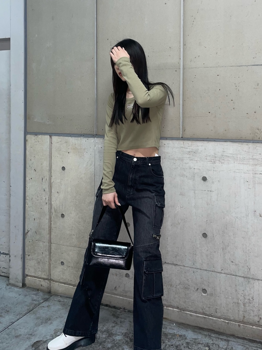 「デニム、カーゴパンツ、春コーデ、y2k、レースアップシューズ、黒髪ロング」｜「MURUAのレースアップショートブーツ（ブーツ、ホワイト系）」を使った、高橋茉丘さん（レディース・168cm）の冬コーディネートの1枚目の写真