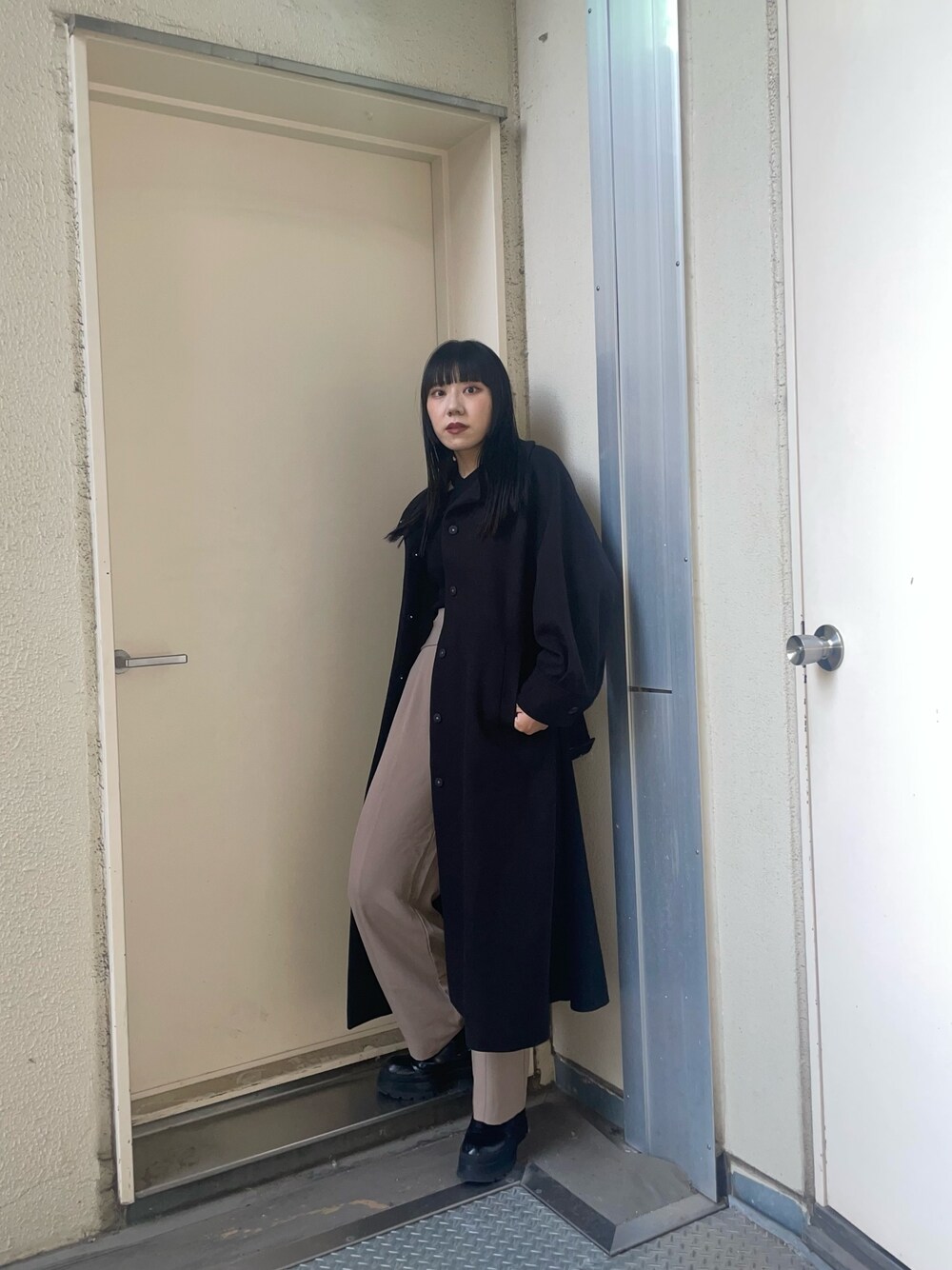 「冬服、ウールコート、ワイドパンツ、スラックス、ロングコート、モノトーン、黒髪ロング」｜「MURUAのスタンドカラーコート（ステンカラーコート、ブラック系）」を使った、高橋茉丘さん（レディース・168cm）の秋コーディネートの1枚目の写真