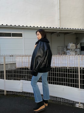 「ショート丈トップス」｜「アイテム（ムートンコート）」を使った、高橋茉丘さん（レディース・168cm）の秋コーディネート