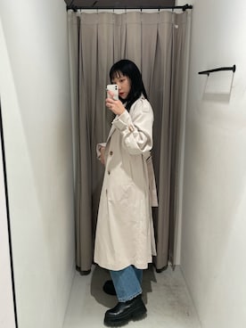 「MURUA（ムルーア）のアイテム（トレンチコート）」を使った、高橋茉丘さん（レディース・168cm）の冬コーディネート