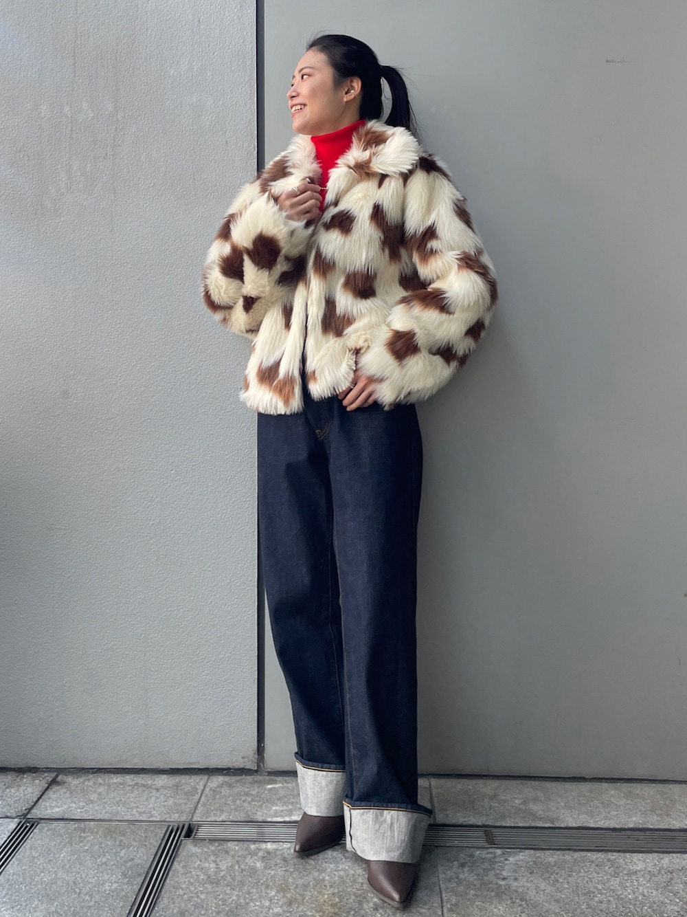 その他のその他アウター、ブルー系のデニムパンツ、ブラウン系のブーツを着用したレディースの冬コーディネートの1枚目の写真