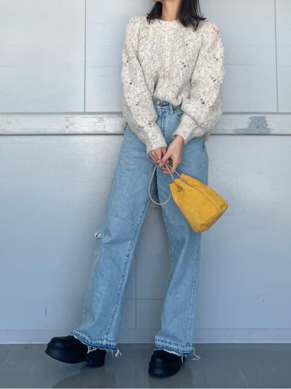 ブルー系のデニムパンツ、ブルー系のデニムパンツ、ホワイト系のニット/セーターを着用したレディースの秋コーディネートの1枚目の写真