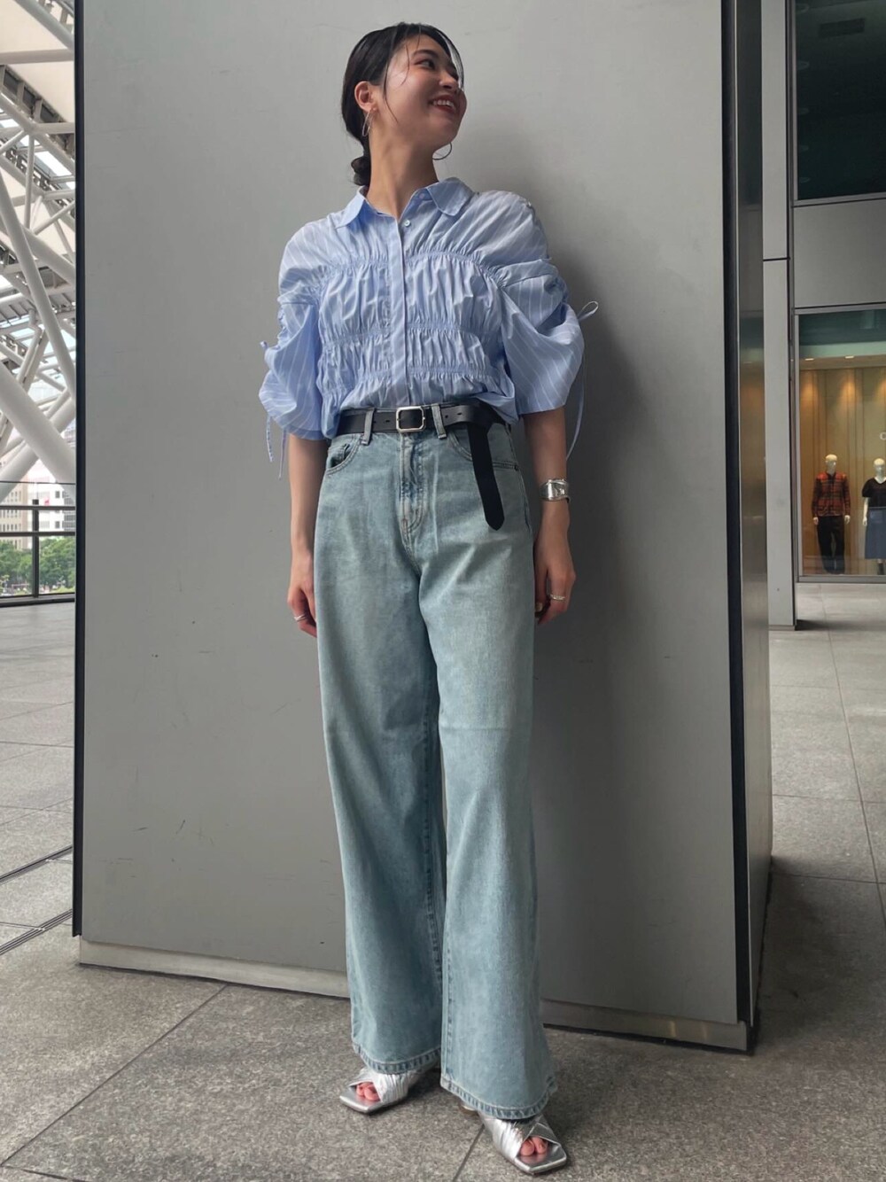 ブルー系のデニムパンツ、その他のシャツ/ブラウス、ブラック系のベルトを着用したレディースの夏コーディネートの1枚目の写真