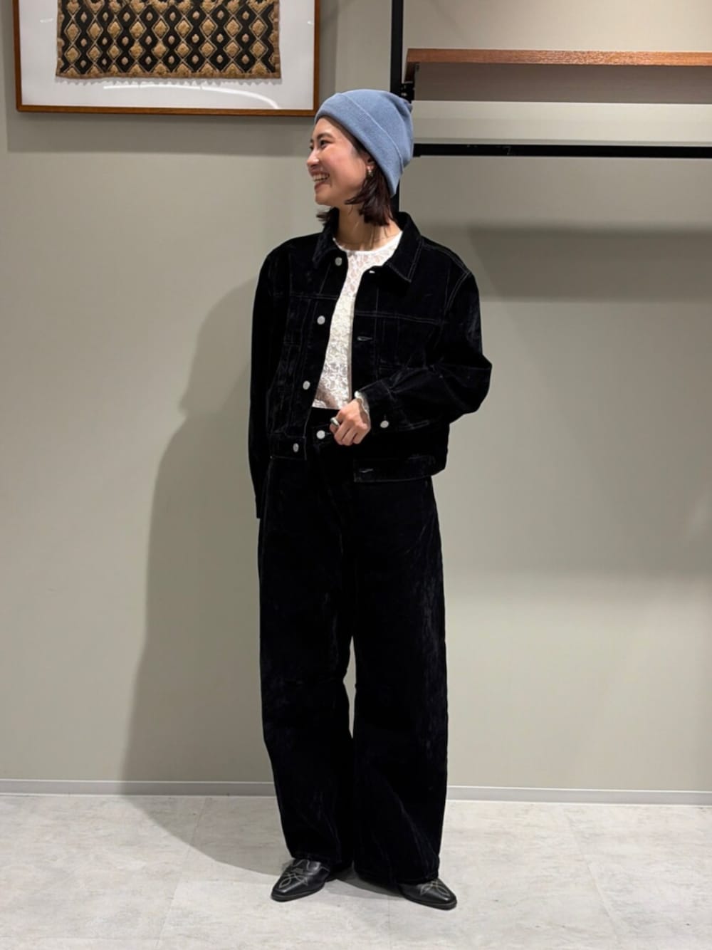 ブラック系のデニムパンツ、ホワイト系のTシャツ/カットソー、ブラック系のデニムジャケットを着用したレディースの秋コーディネートの1枚目の写真