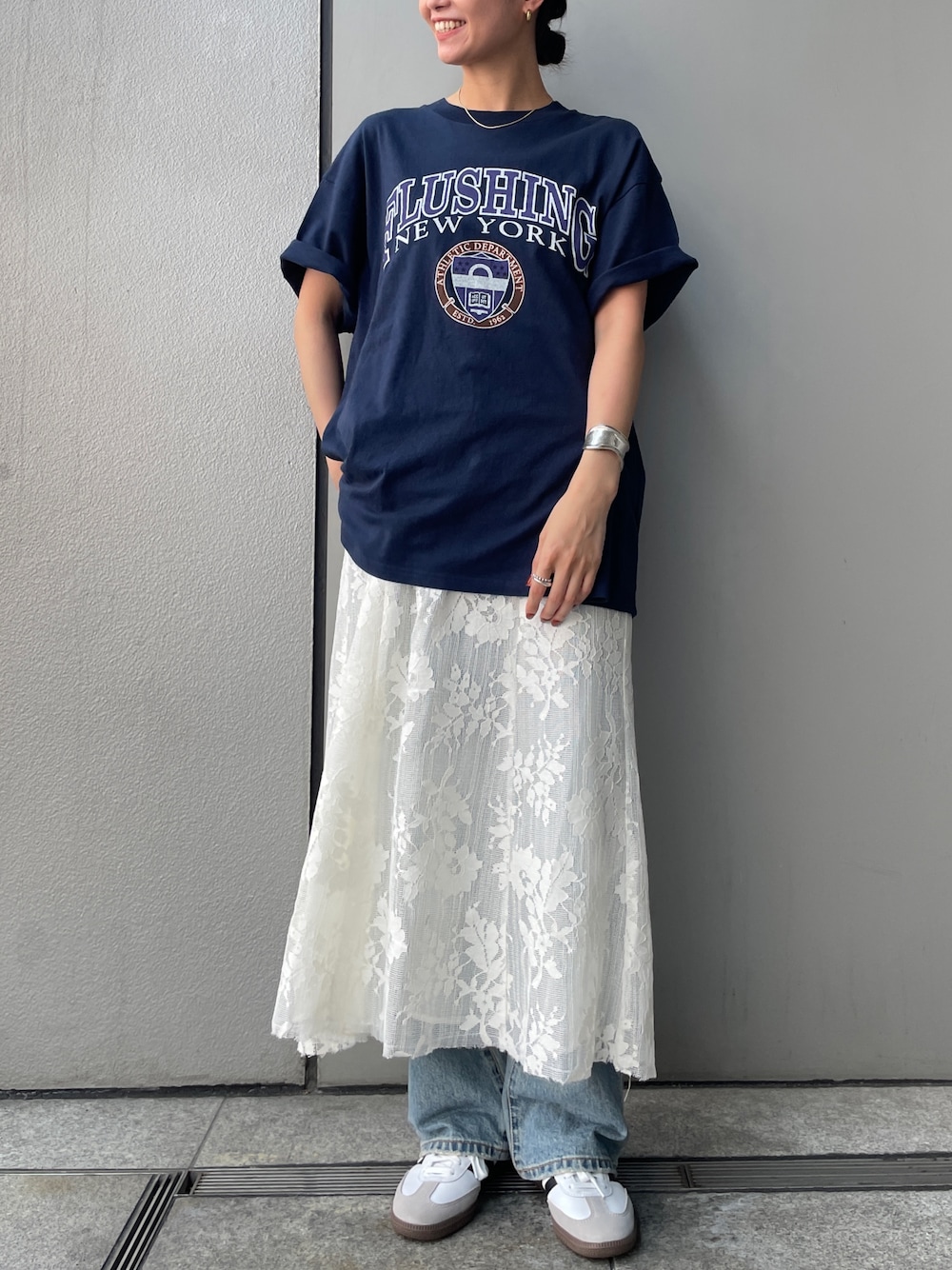 ブルー系のTシャツ/カットソー、ホワイト系のワンピース、ブルー系のデニムパンツを着用したレディースの夏コーディネートの1枚目の写真