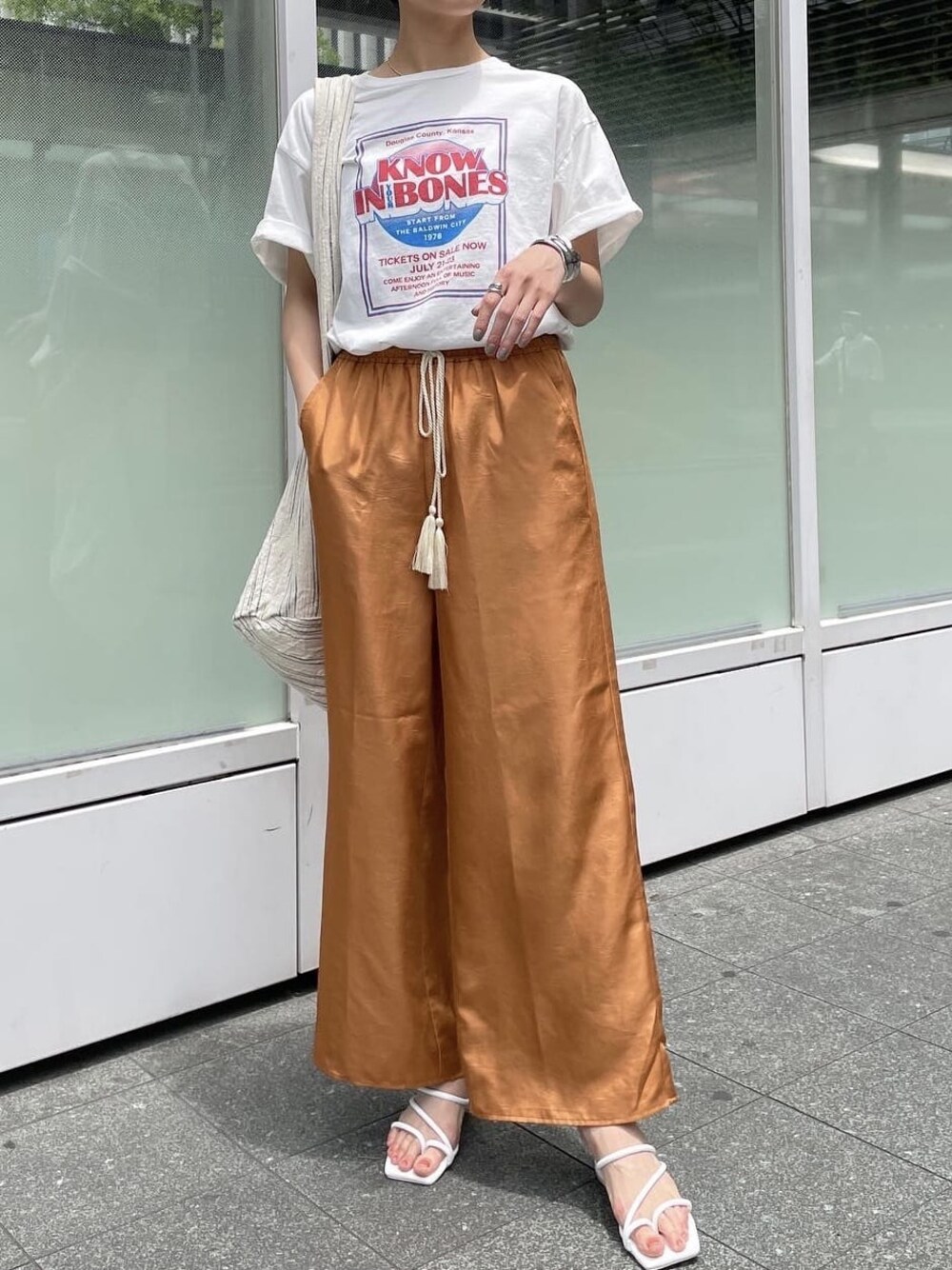 その他のハンドバッグ、ホワイト系のサンダル、ホワイト系のTシャツ/カットソーを着用したレディースの夏コーディネートの1枚目の写真