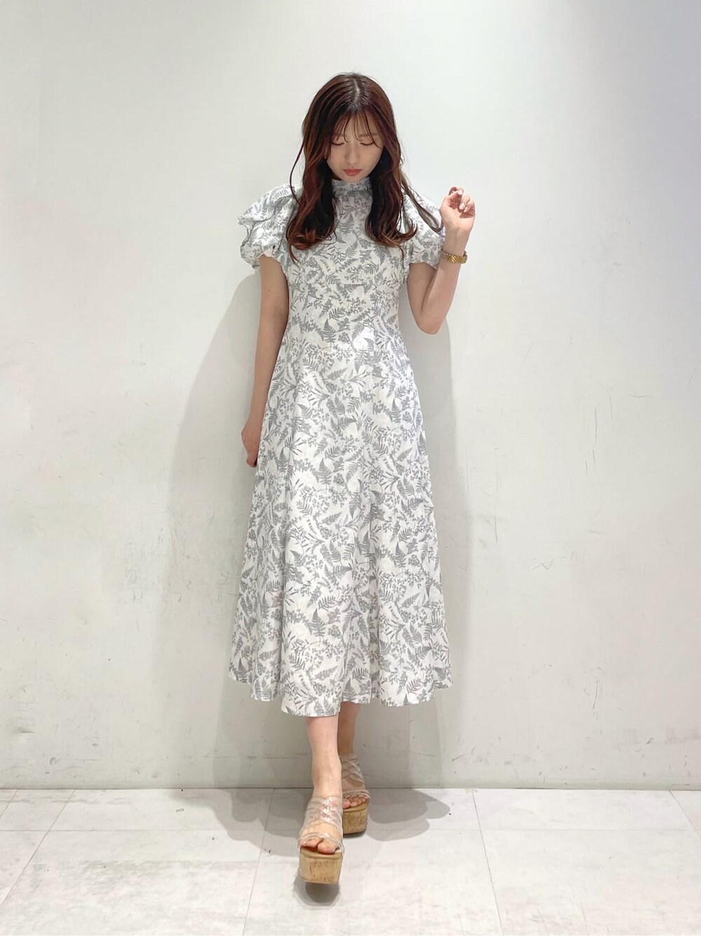 ホワイト系のワンピース、その他のサンダルを着用したレディースの春コーディネートの1枚目の写真