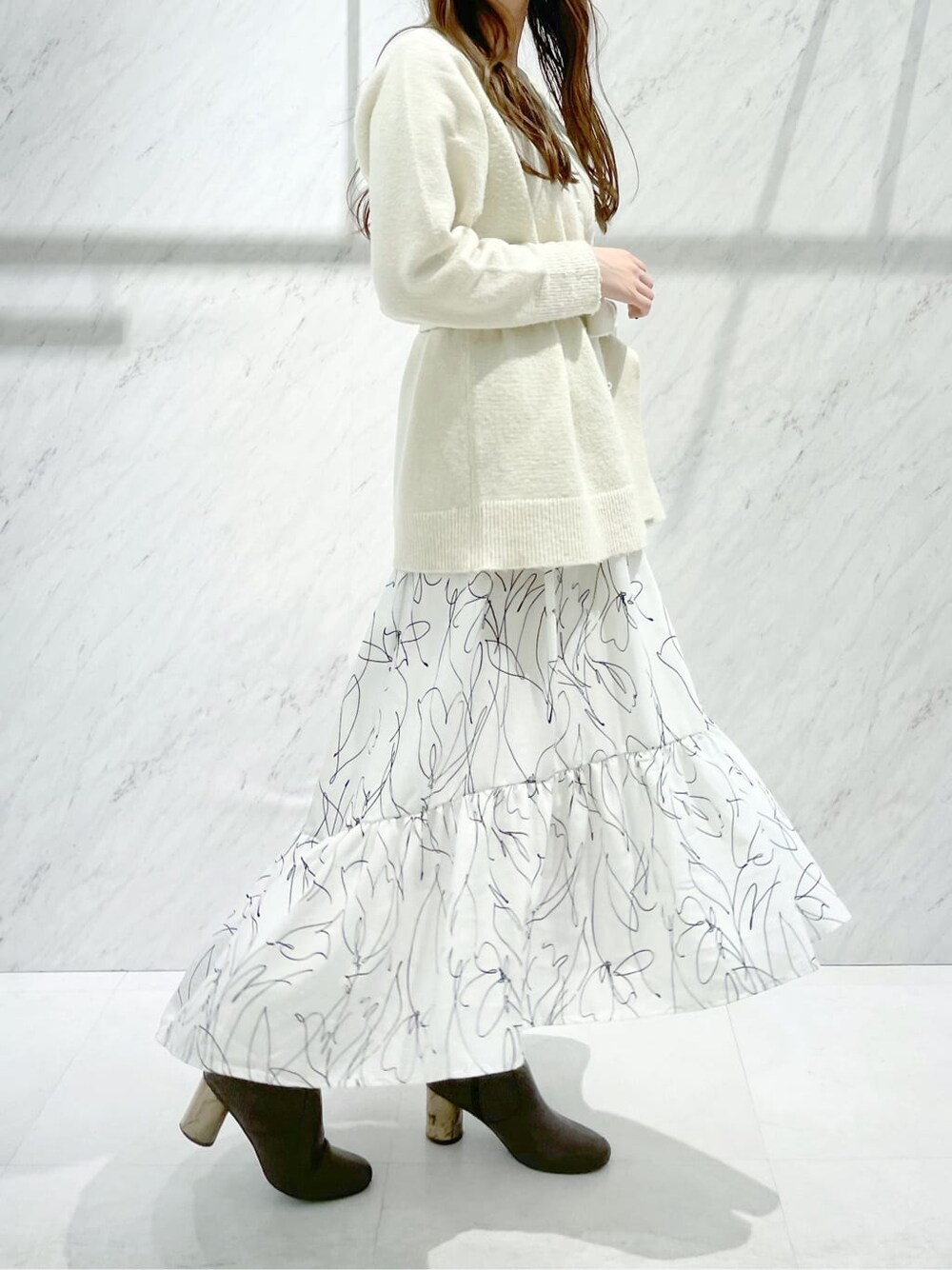 ブラウン系のその他シューズ、ホワイト系のワンピースを着用したレディースの秋コーディネートの1枚目の写真