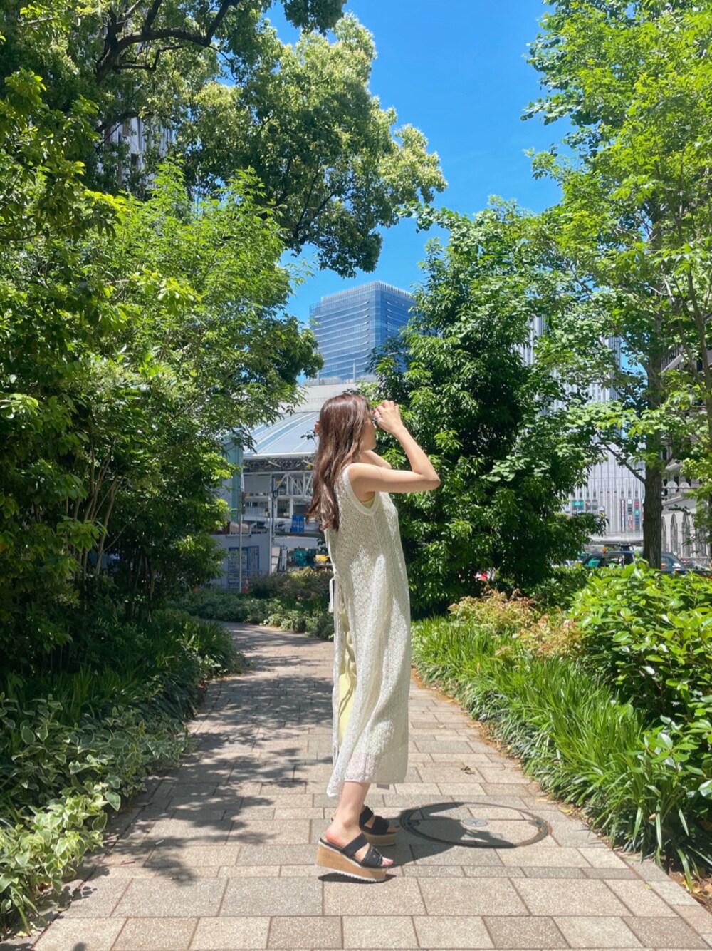 ホワイト系のワンピースを着用したレディースの春コーディネートの1枚目の写真