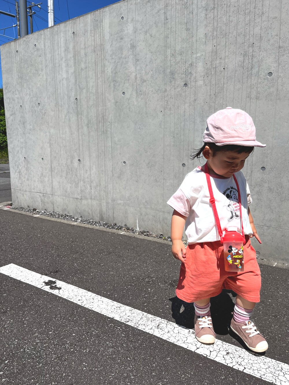 「カジュアル、Tシャツ、キャップ、ハーフパンツ、ラインソックス、赤、ピンク、ミッキー、ミニーちゃん、お散歩コーデ、消防車、支援センター、shein、BREEZE、しまむら」｜「Birthdayのアイテム（キャップ、ピンク系）」を使った、☆cocco☆さん（キッズ・80cm）の夏コーディネートの1枚目の写真