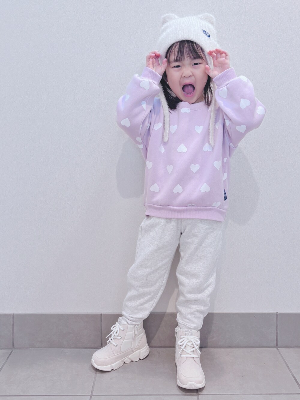 「キッズコーデ、キッズファッション、冬コーデ、カジュアルコーデ、プチプラ、登園スタイル、登園コーデ、皆勤賞、冬休み突入、猫耳ニット帽、♡、にゃー、娘は猫派、私は犬派」｜「西松屋のアイテム（トップス、パープル系）」を使った、☆cocco☆さん（キッズ・100cm）の冬コーディネートの1枚目の写真