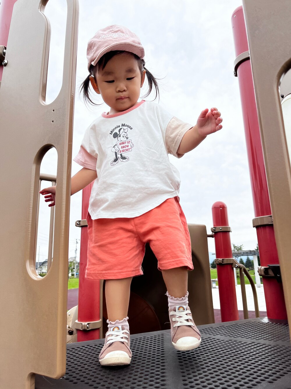 「カジュアルコーデ、プチプラ、シンプルコーデ、キャップ、ハーフパンツ、Tシャツ、ピンク、ミニー、公園、滑り台、公園はしご、おんなのこ、鉄棒の時の顔すき笑」｜「Birthdayのアイテム（キャップ、ピンク系）」を使った、☆cocco☆さん（キッズ・80cm）の秋コーディネートの1枚目の写真