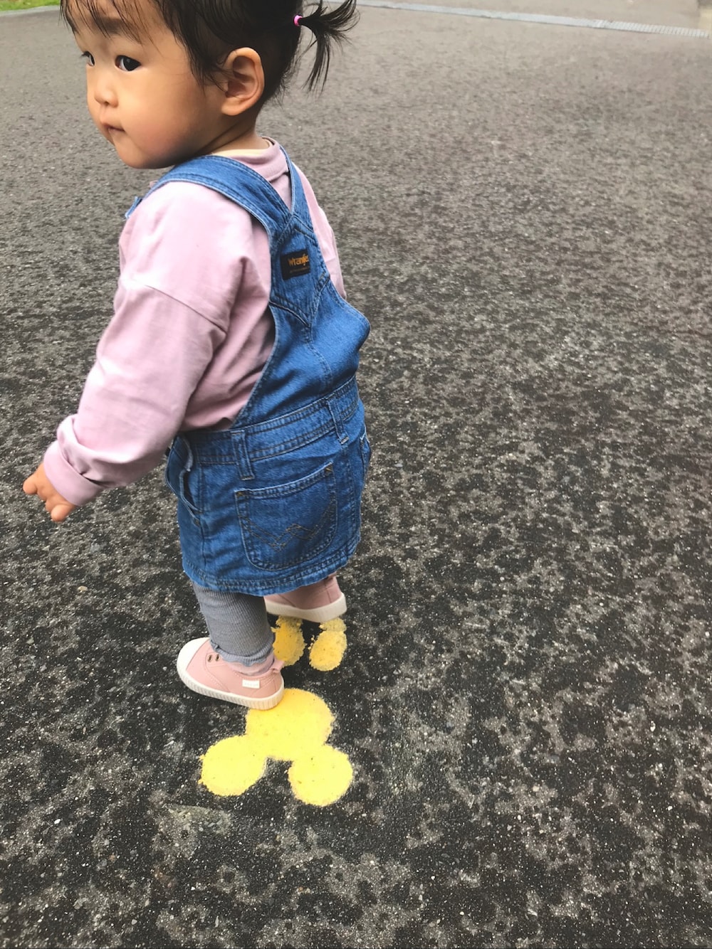 「休日スタイル、キッズコーデ、キッズファッション、プチプラコーデ、おんなのこ、カジュアルコーデ、ピンク、サロペットスカート、去年の秋、ふたつむすび、ほっぺちゃん、雨降ってきたー」｜「tete a teteのアイテム（シューズ、ピンク系）」を使った、☆cocco☆さん（キッズ・80cm）の春コーディネートの1枚目の写真